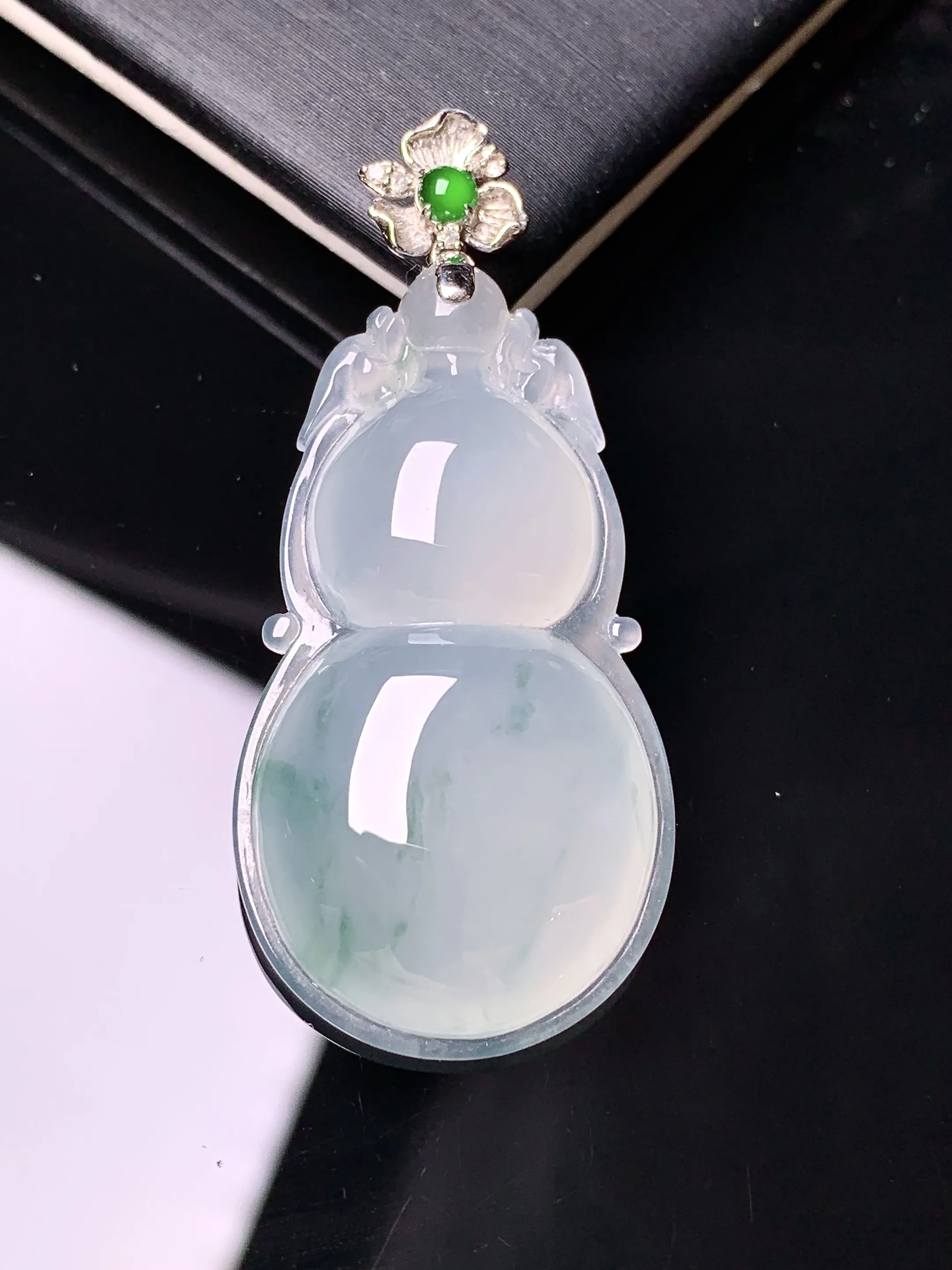 18k金镶嵌冰种葫芦吊坠 玉质细腻 色泽清新艳丽 整体尺寸43.5*19.5*6.3