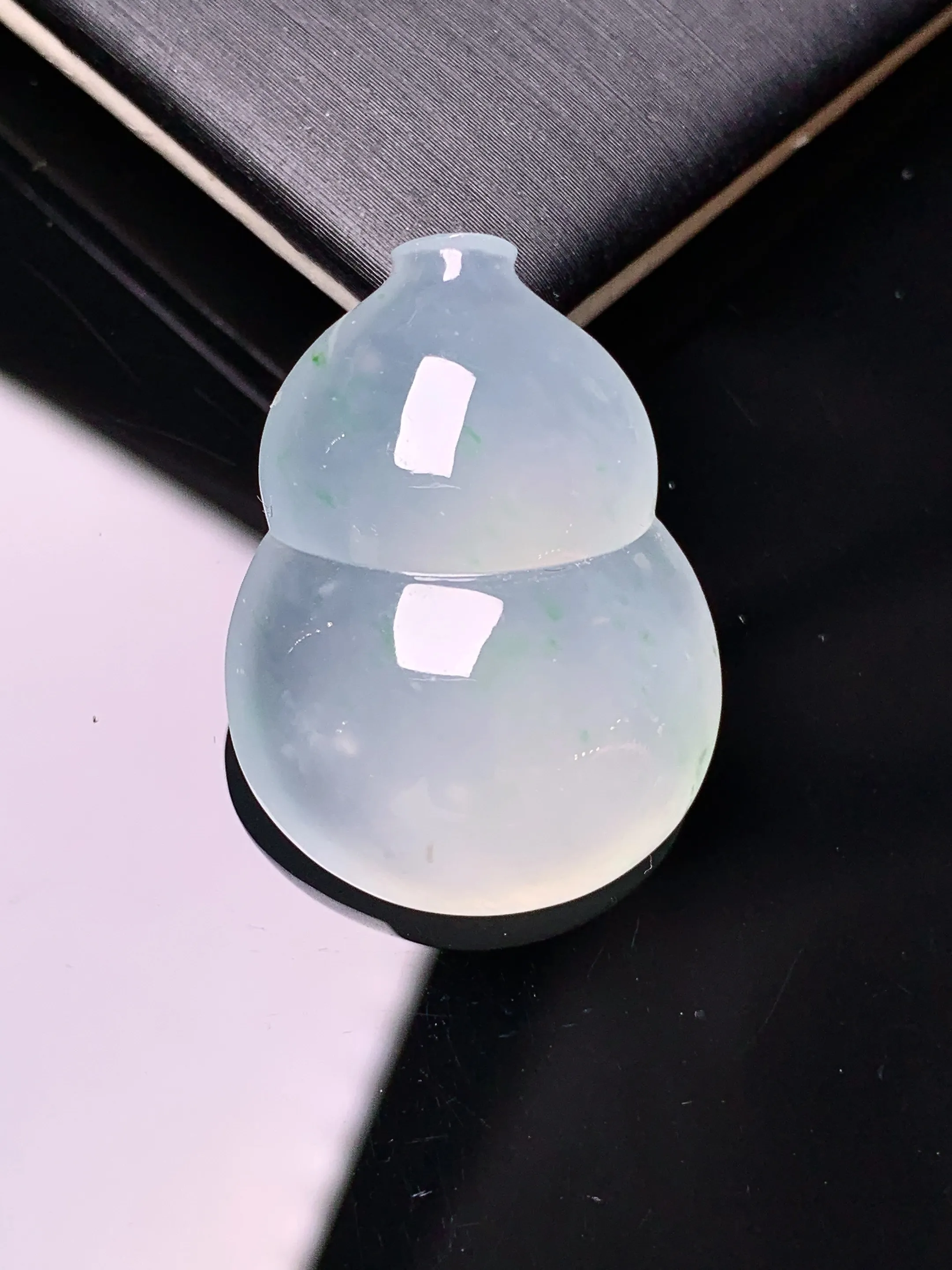 冰种葫芦吊坠 玉质细腻 色泽清新艳丽 整体尺寸27.6*20.5*9