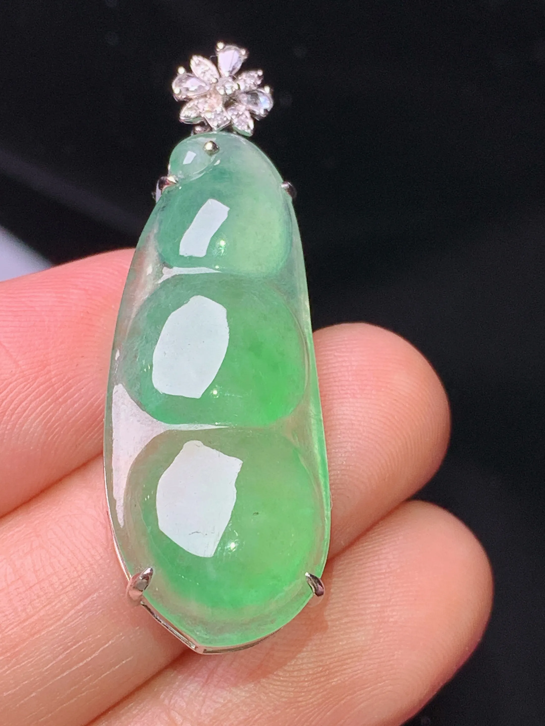 18k金钻镶嵌翠绿四季豆吊坠 玉质细腻  色泽清新艳丽 整体尺寸40.8*13.5*7