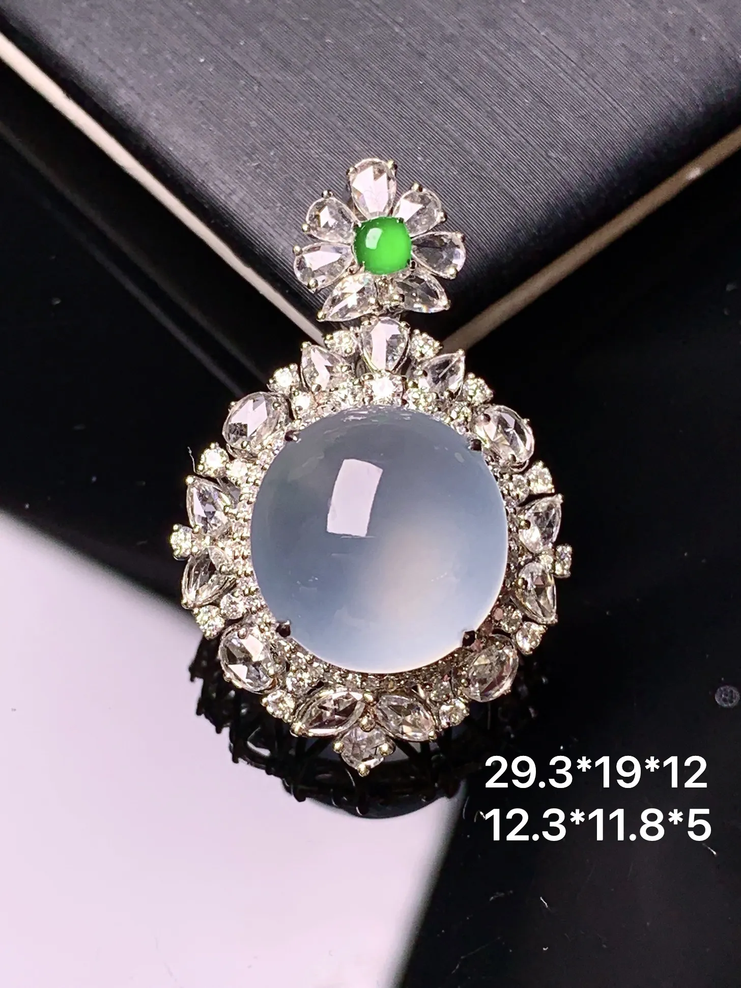 18k金钻镶嵌冰种蛋面吊坠 玉质细腻 色泽清新艳丽 整体尺寸29.3*19*12