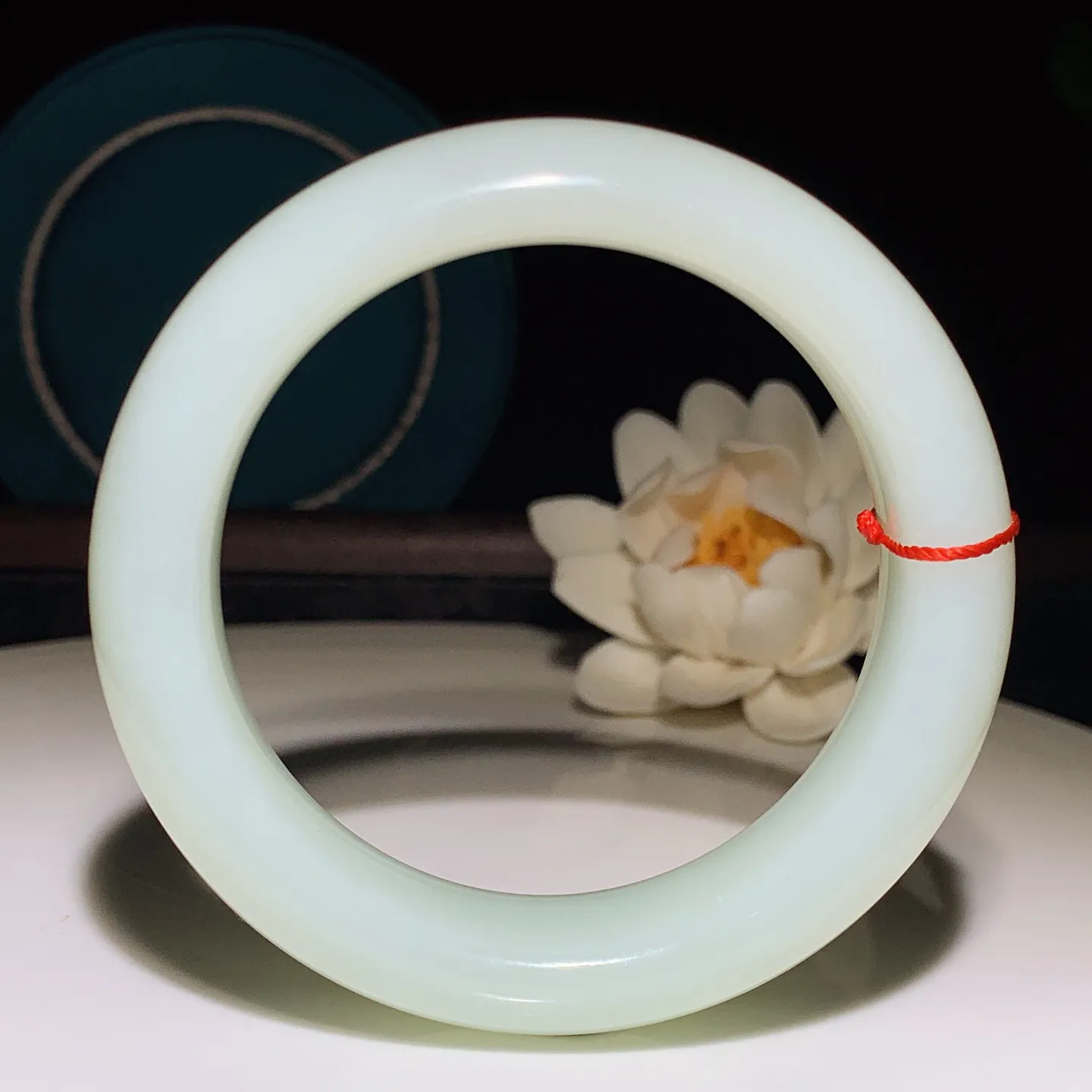 收藏级！58圈口 新疆和田玉白玉羊脂白手镯。羊脂白玉宽版手镯。58圈口条宽18厚11重94克 无裂无杂 玉质细腻油润 底色纯净 脂粉好，品质好。lt251231