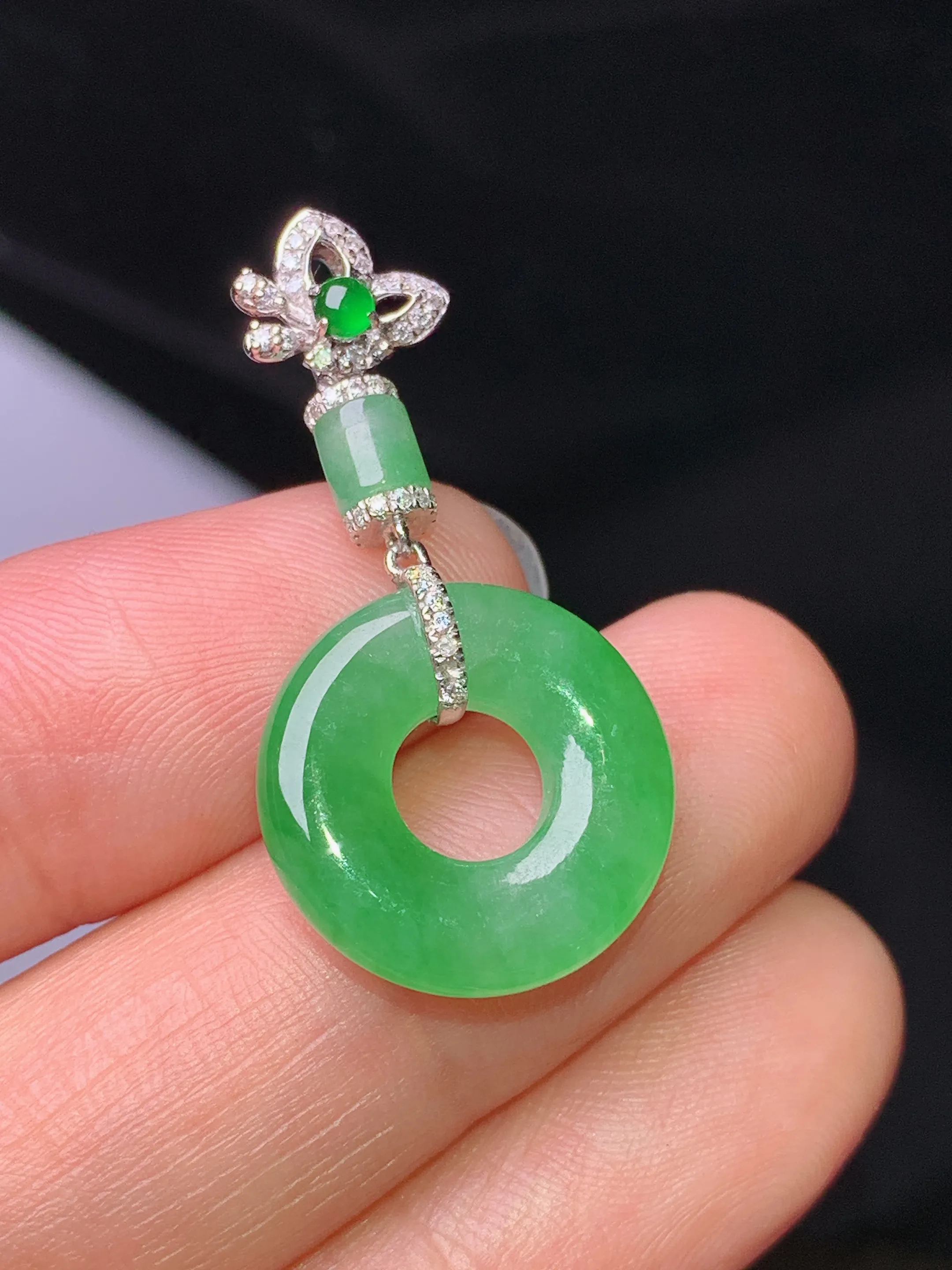 18k金钻镶嵌翠绿平安环吊坠 玉质细腻 色泽清新艳丽 整体尺寸32.2*16*3.8