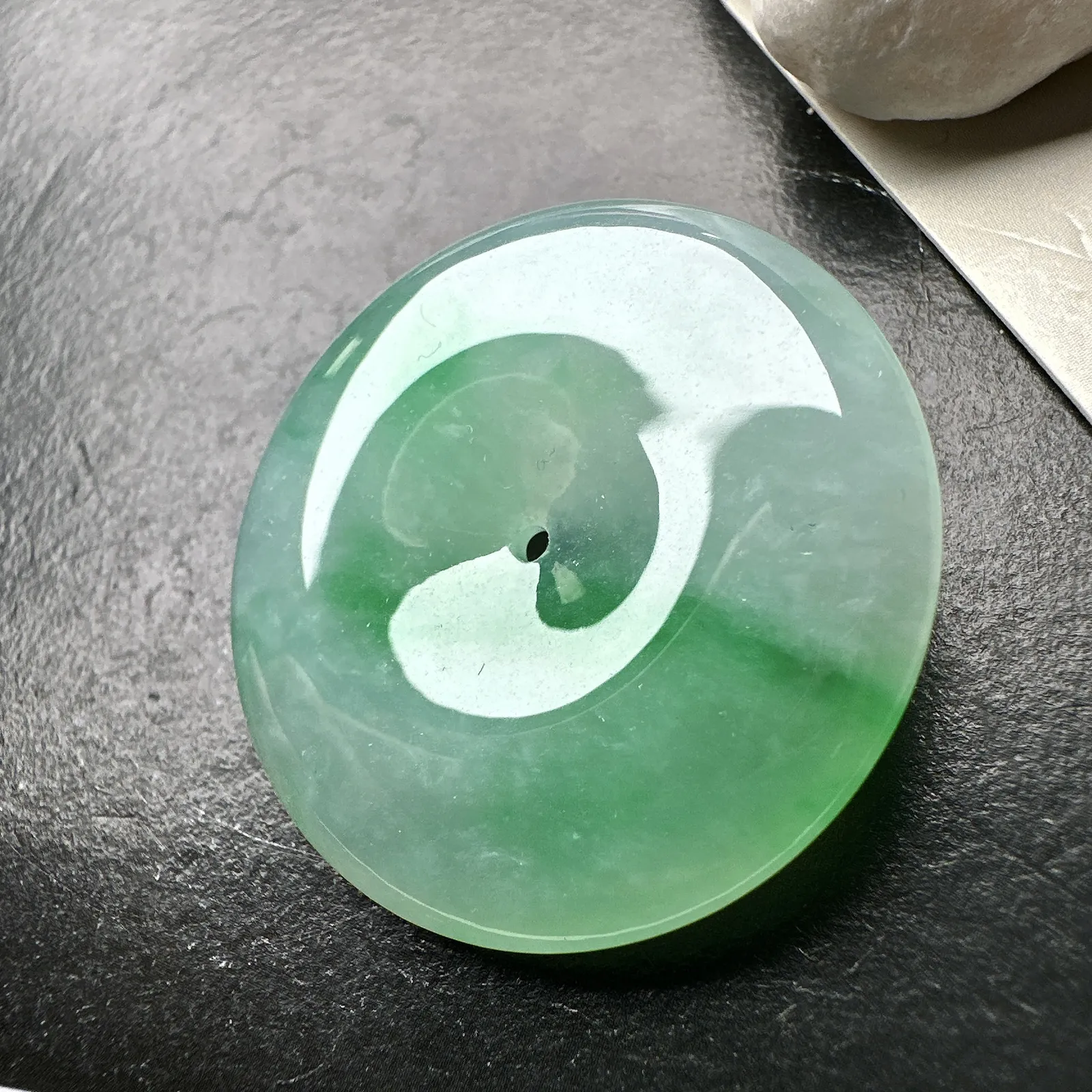 【冰糯种飘绿平安扣】质地细腻冰润，品质很好，冰感十足，胶感明显，收藏品质。