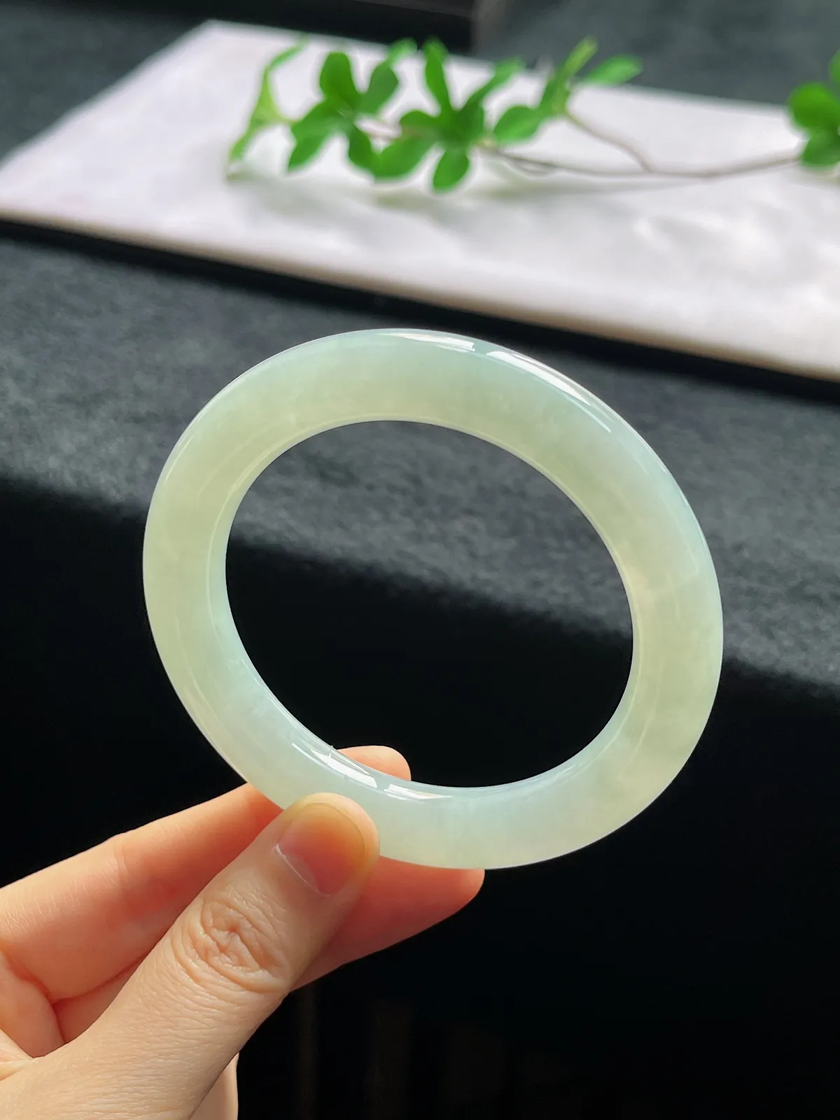 圆镯55.7圈口，翡翠冰糯种淡绿色手镯