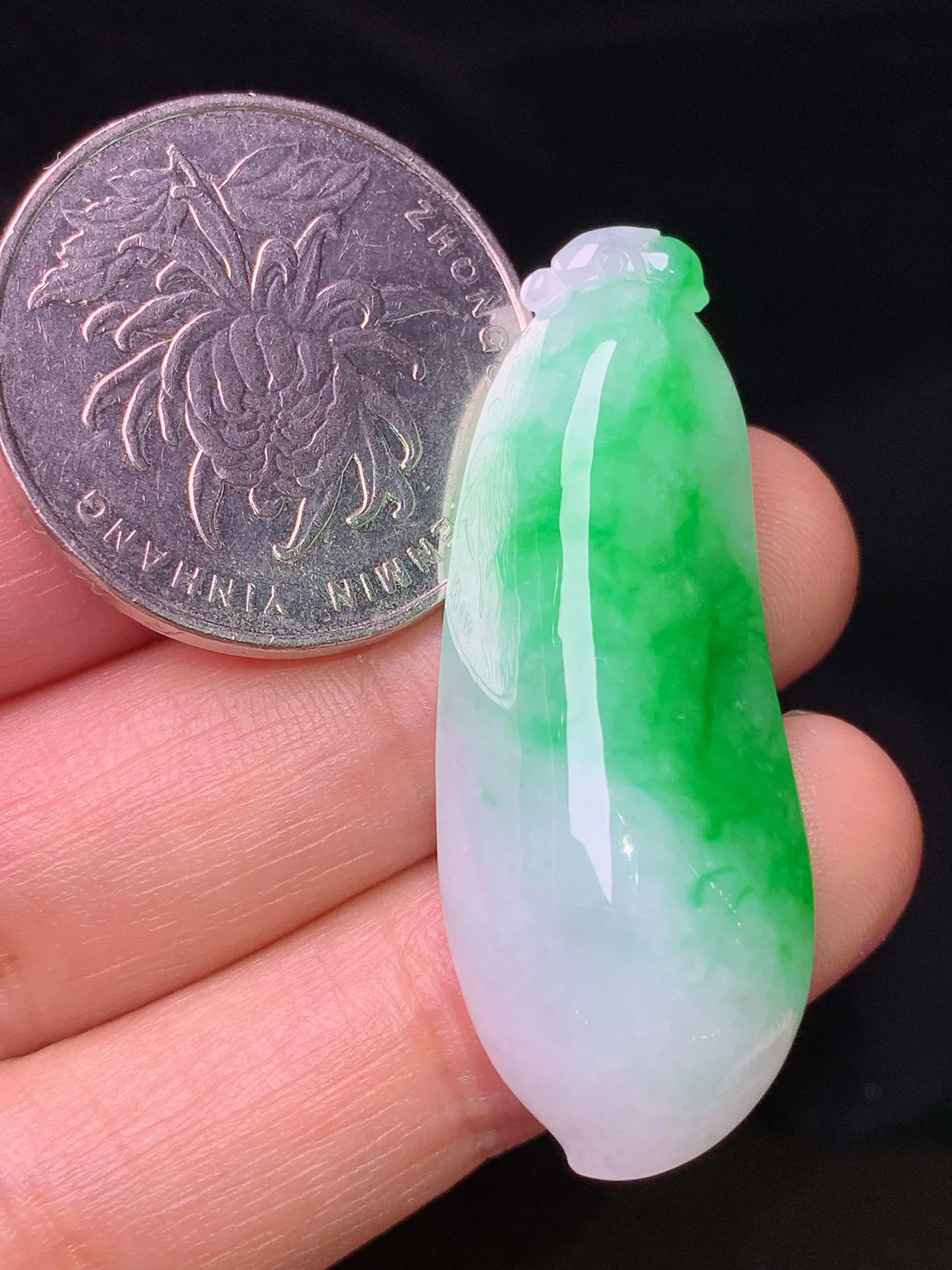 飘绿福瓜吊坠 玉质细腻 色泽清新艳丽 整体尺寸40.7*15.3*8.2