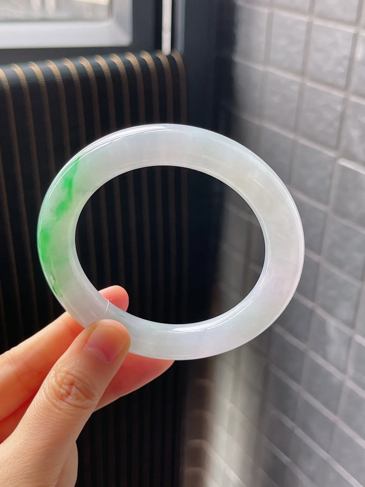 圆镯57.2圈口，翡翠冰糯种绿色手镯