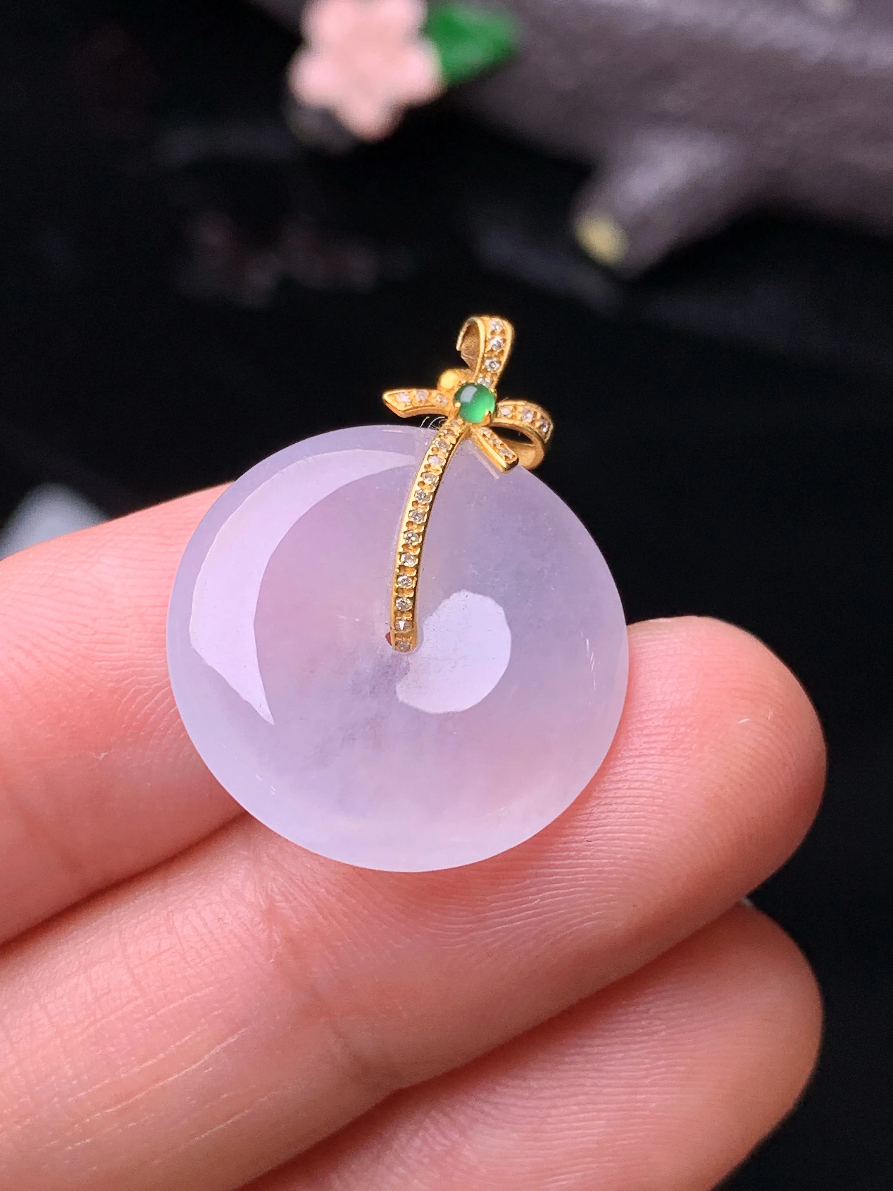 18k金钻镶嵌冰种平安扣吊坠 玉质细腻 色泽清新艳丽 整体尺寸24.8*19*4.7