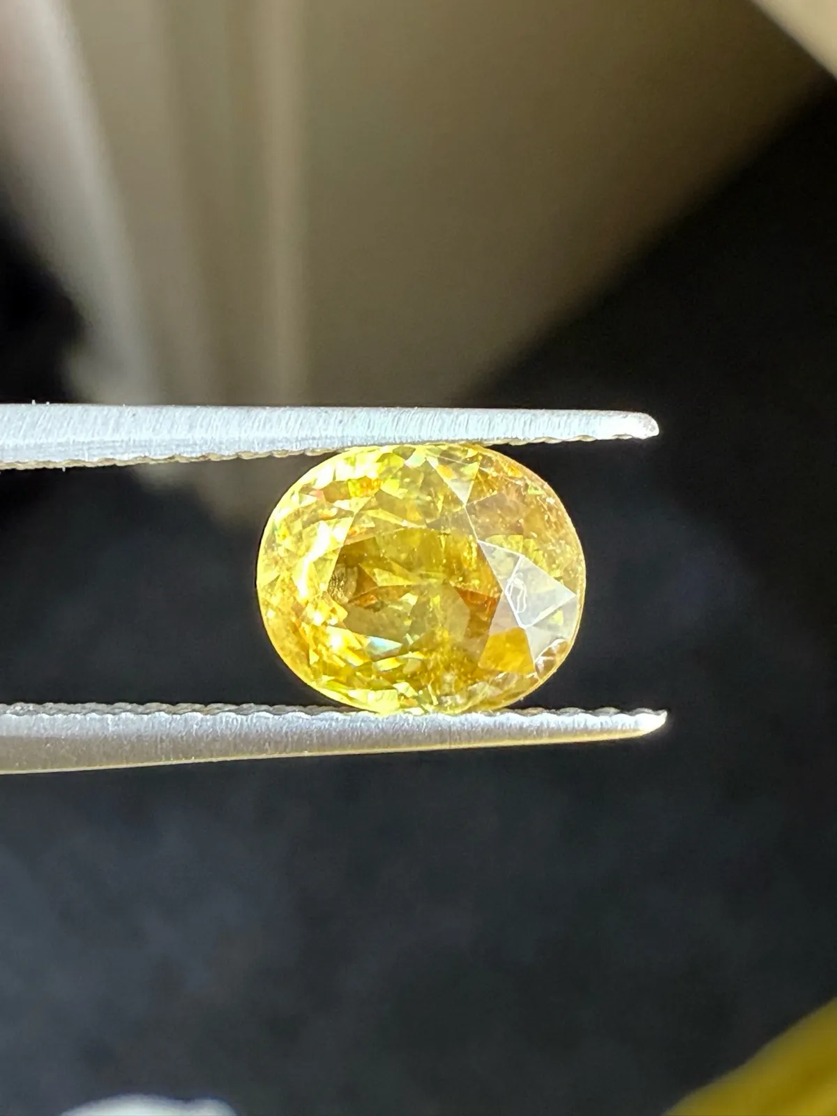 1.955克拉天然榍石戒面裸石，颜色超美，火彩超好，尺寸：7.8*6.5*4.6mm