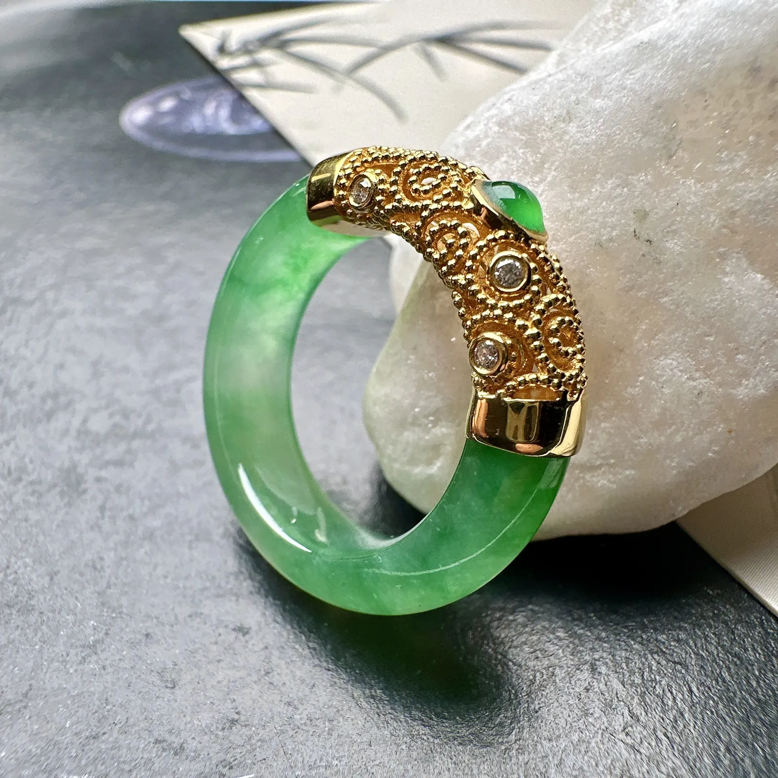 【冰种飘绿+18k金镶嵌戒圈】难得的冰润度，难得的好颜色，韵味十足，古色古香。也可当甜甜圈佩戴