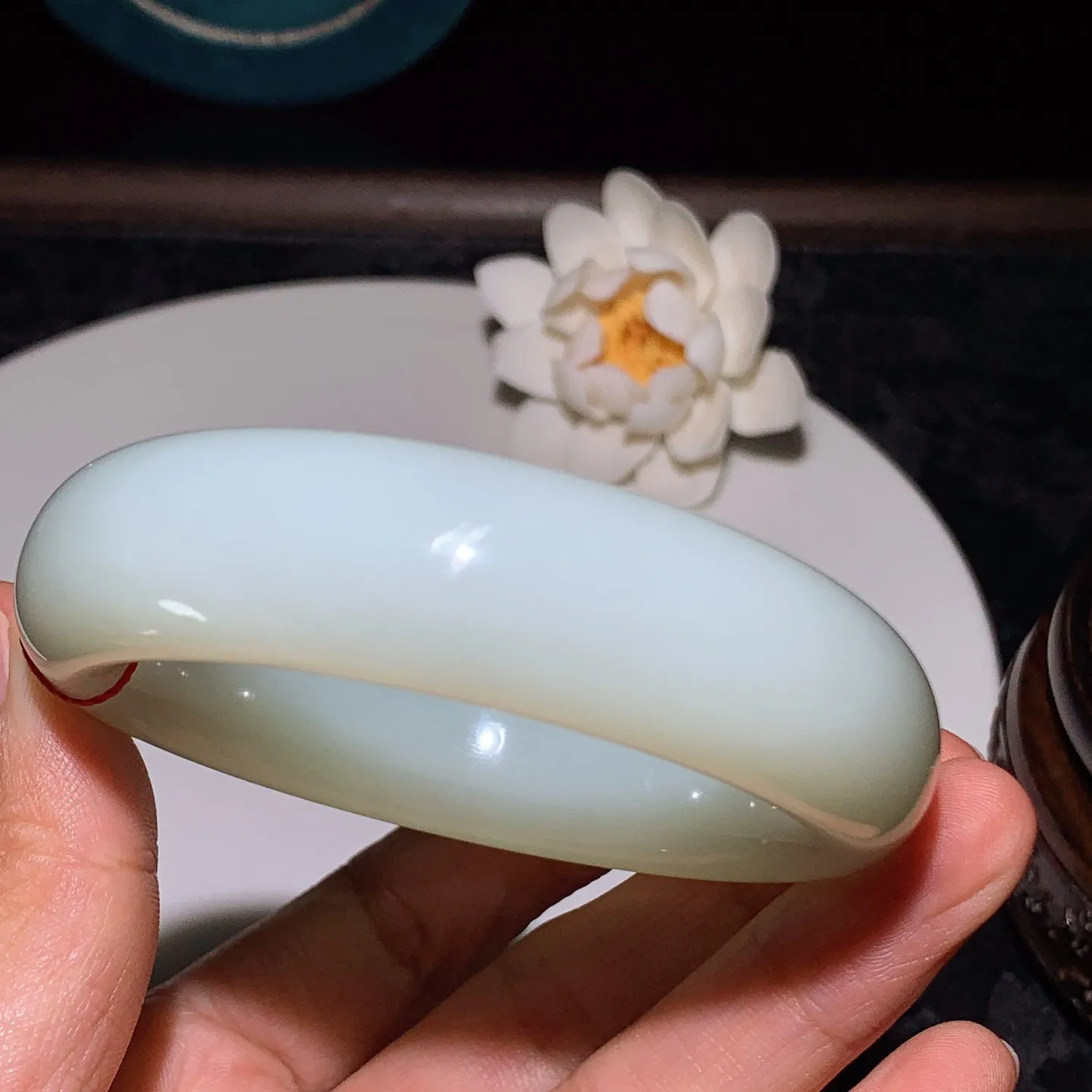 收藏级！58圈口 新疆和田玉白玉羊脂白手镯。羊脂白玉宽版手镯。58圈口条宽18厚11重94克 无裂无杂 玉质细腻油润 底色纯净 脂粉好，品质好。lt251231