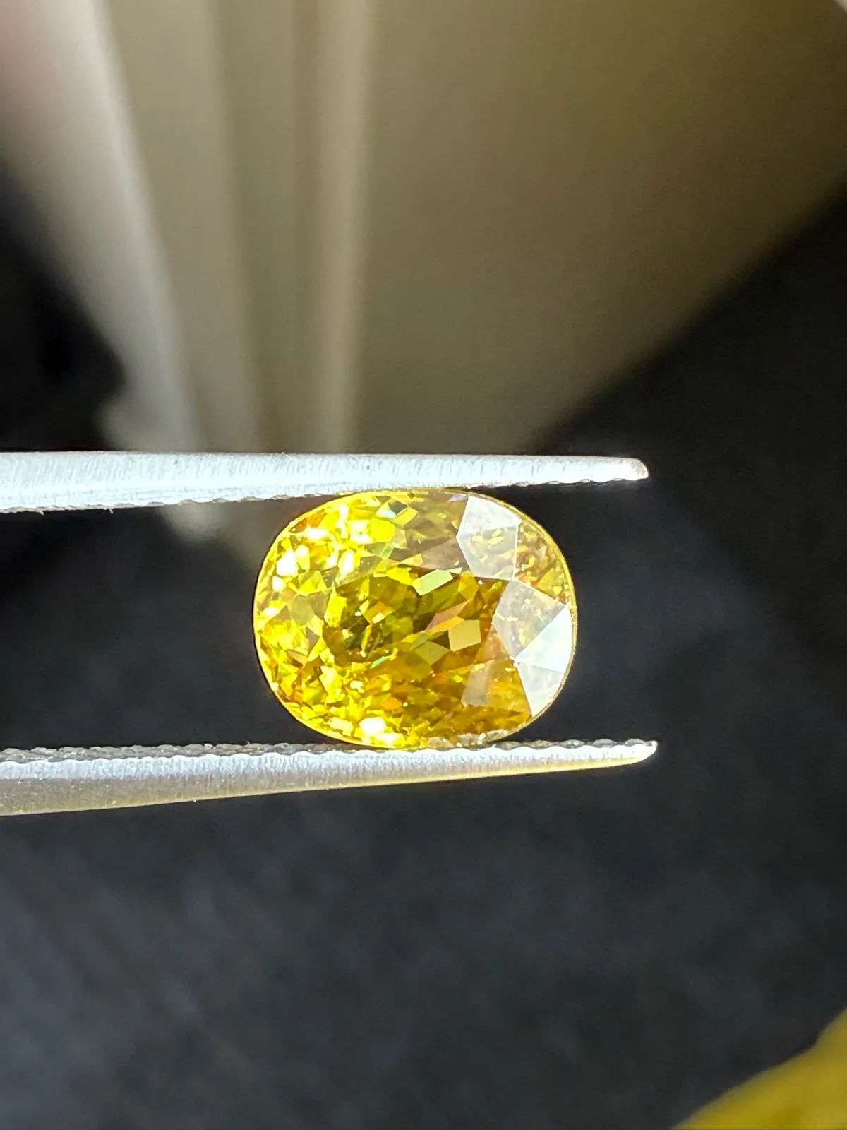 3.095克拉天然榍石戒面裸石，颜色超美，火彩超好，尺寸：8.8*7.1*5.4mm