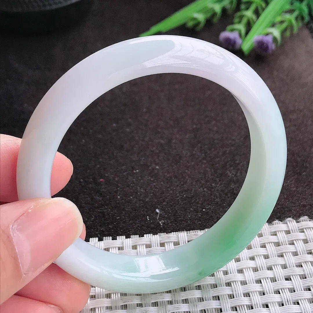 实拍A货翡翠54.5/12.8/7.8老坑精美温润飘绿手镯宽边玉镯手环