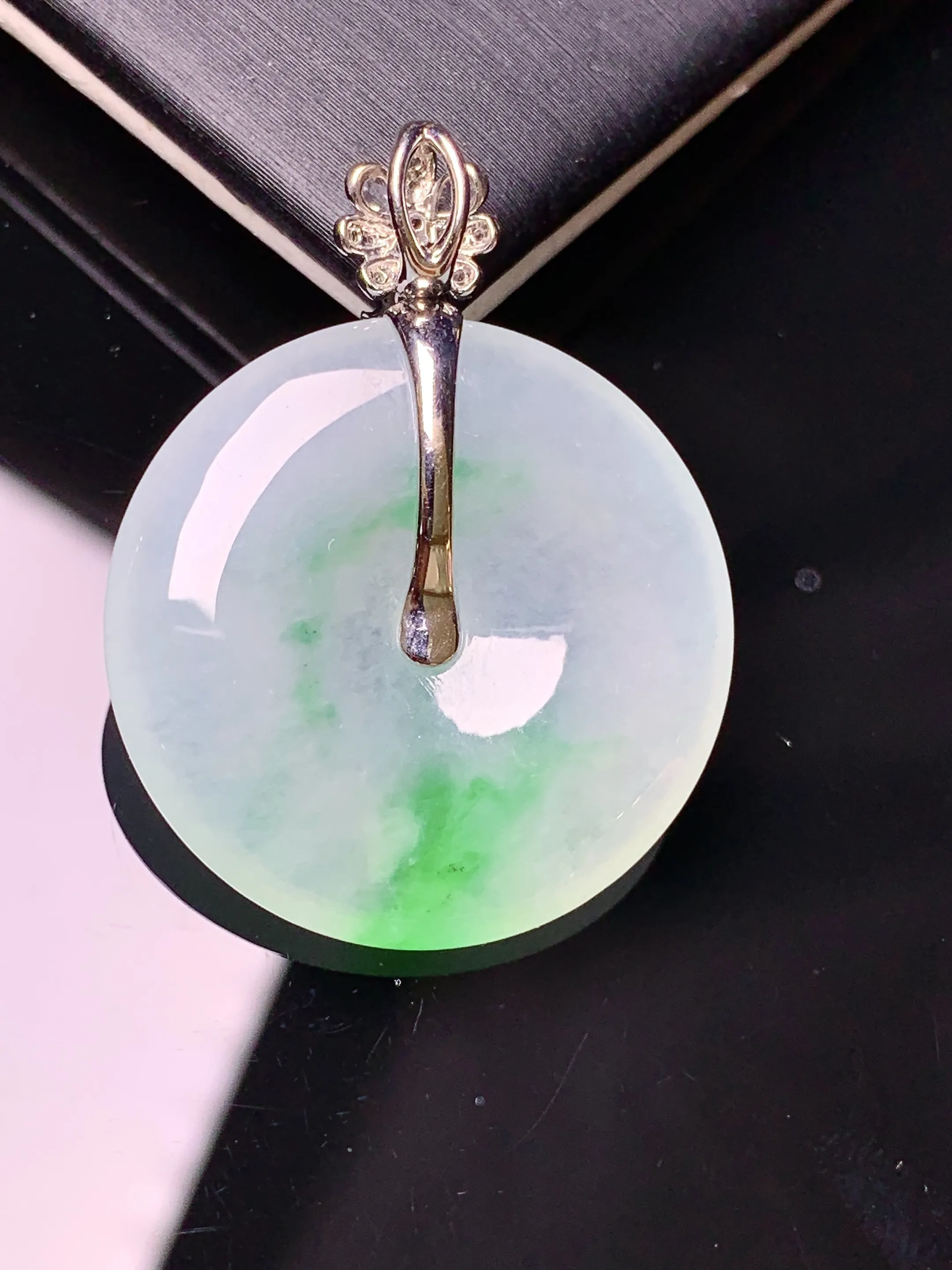 18k金钻镶嵌冰种飘绿平安扣吊坠 玉质细腻 色泽清新艳丽 整体尺寸33.6*25.7*5.2