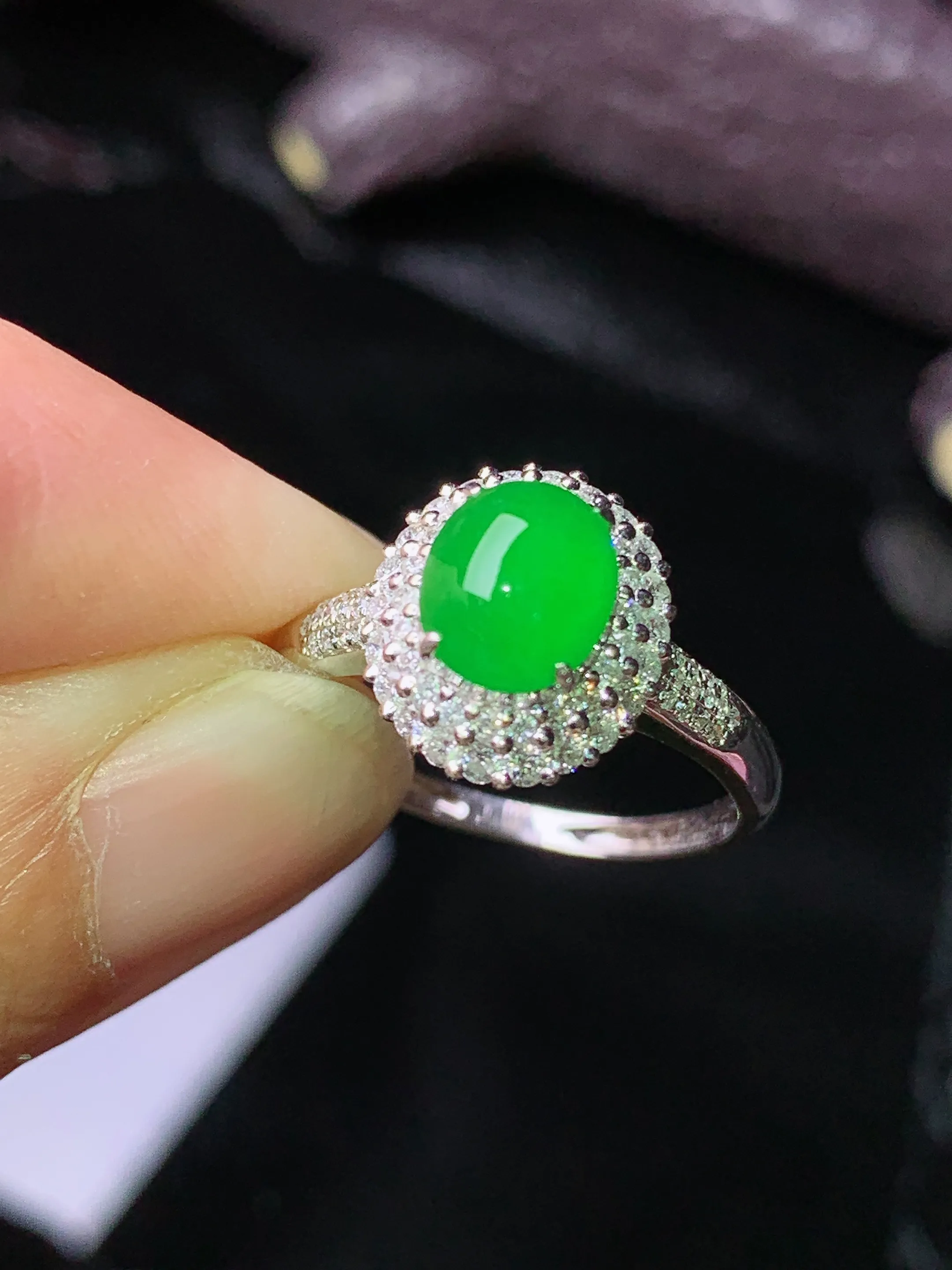 18k金钻镶嵌满绿蛋面戒指 玉质细腻 色泽清新艳丽 圈口14.5 整体尺寸11.8*10.3*7.8