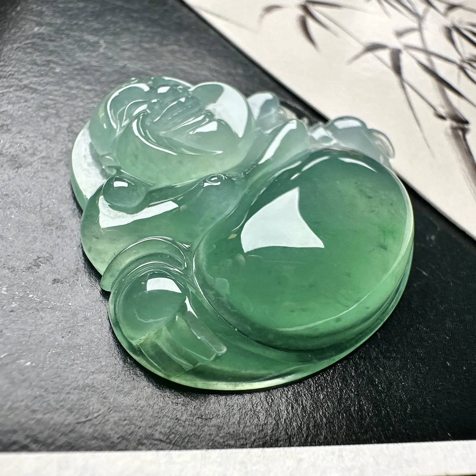 【冰种飘绿大佛公吊坠】种水上乘，晶莹剔透，纯净通透，莹光感很强