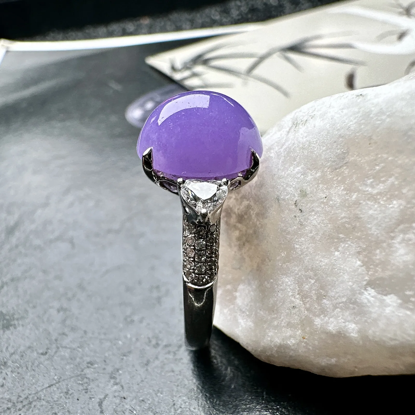 【冰种妖紫蛋面戒指】质地细腻，妖紫色泽，光泽度不错，18k金钻镶嵌，裸石尺寸11.8*9.8*7.8毫米