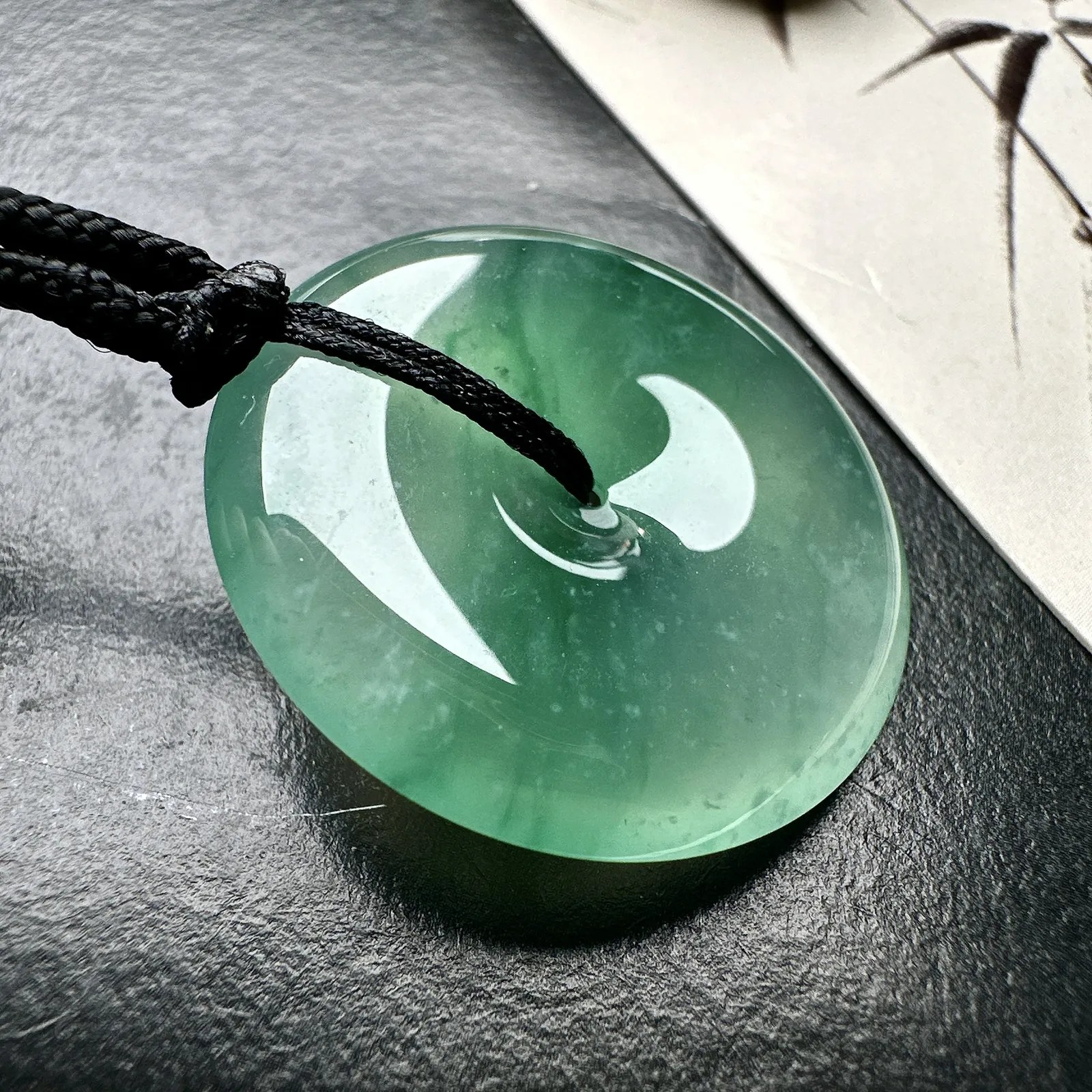 【冰种飘花平安扣】质地细腻冰润，品质很好，冰感十足，胶感明显，收藏品质。