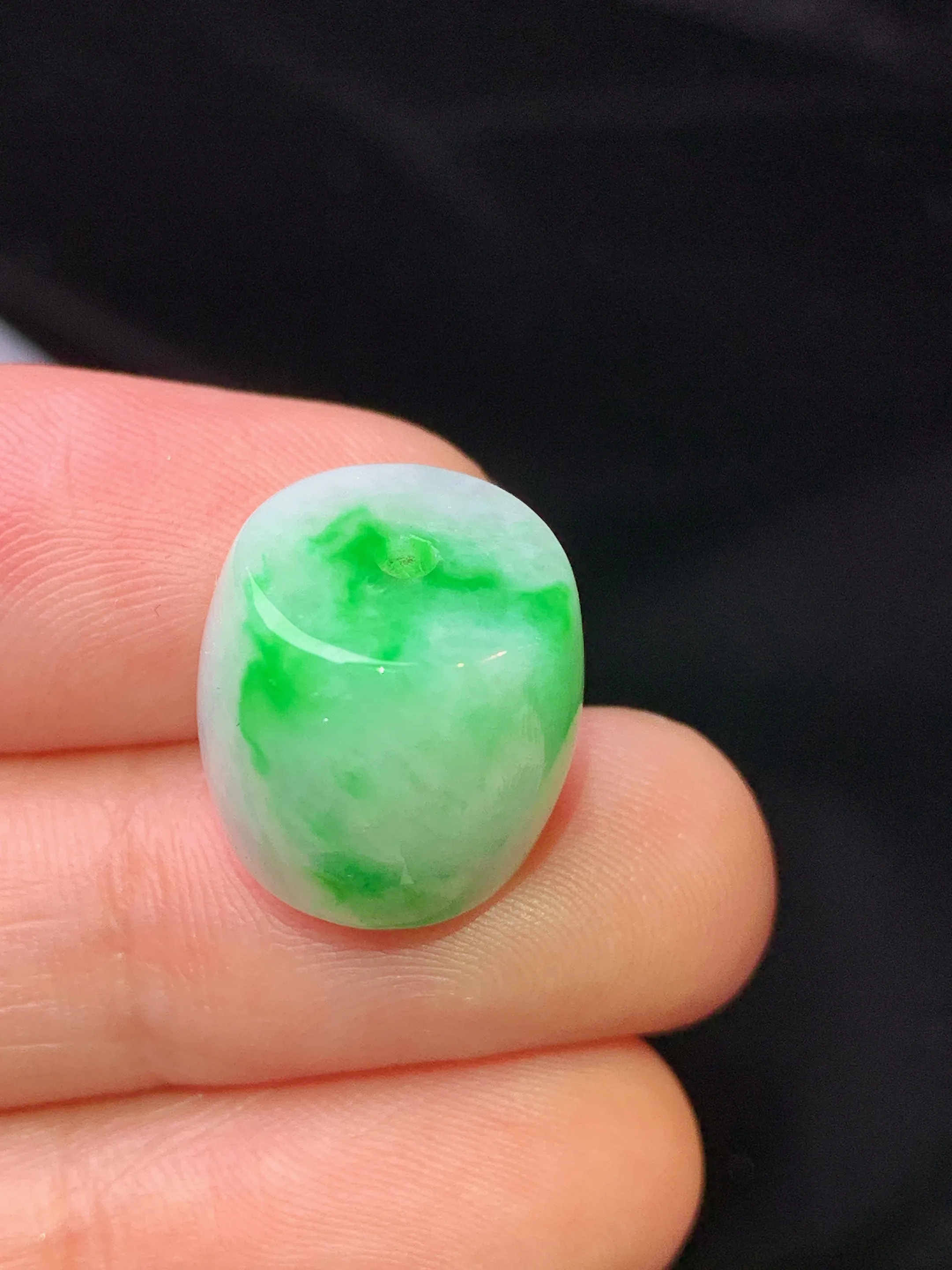 飘绿路路通吊坠 玉质细腻 色泽清新艳丽 整体尺寸13.5*12.7