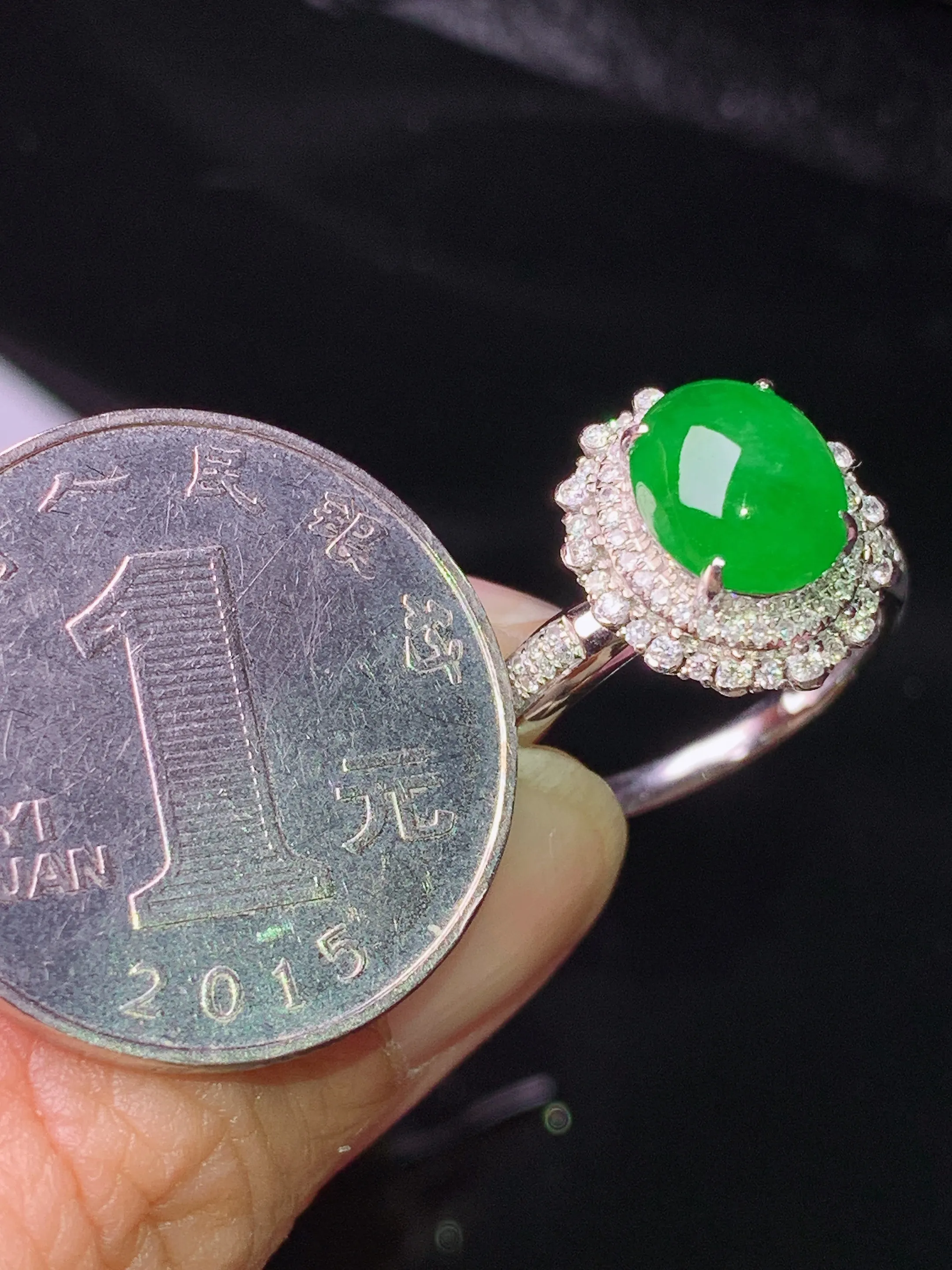 18k金钻镶嵌满绿蛋面戒指 玉质细腻 色泽清新艳丽 圈口14.5 整体尺寸14*12.2*10