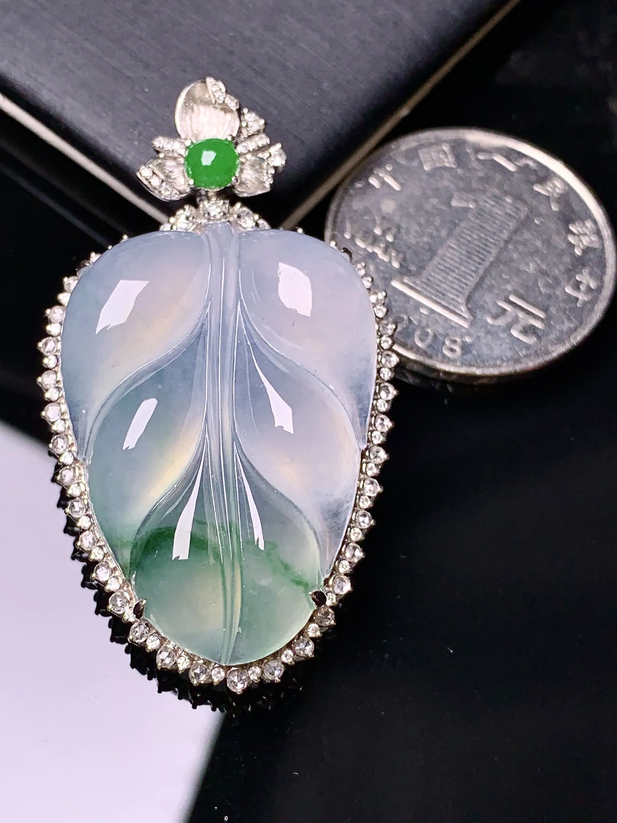 18k金钻镶嵌飘绿树叶吊坠 玉质细腻 色泽清新艳丽 整体尺寸47*27.5*10.6