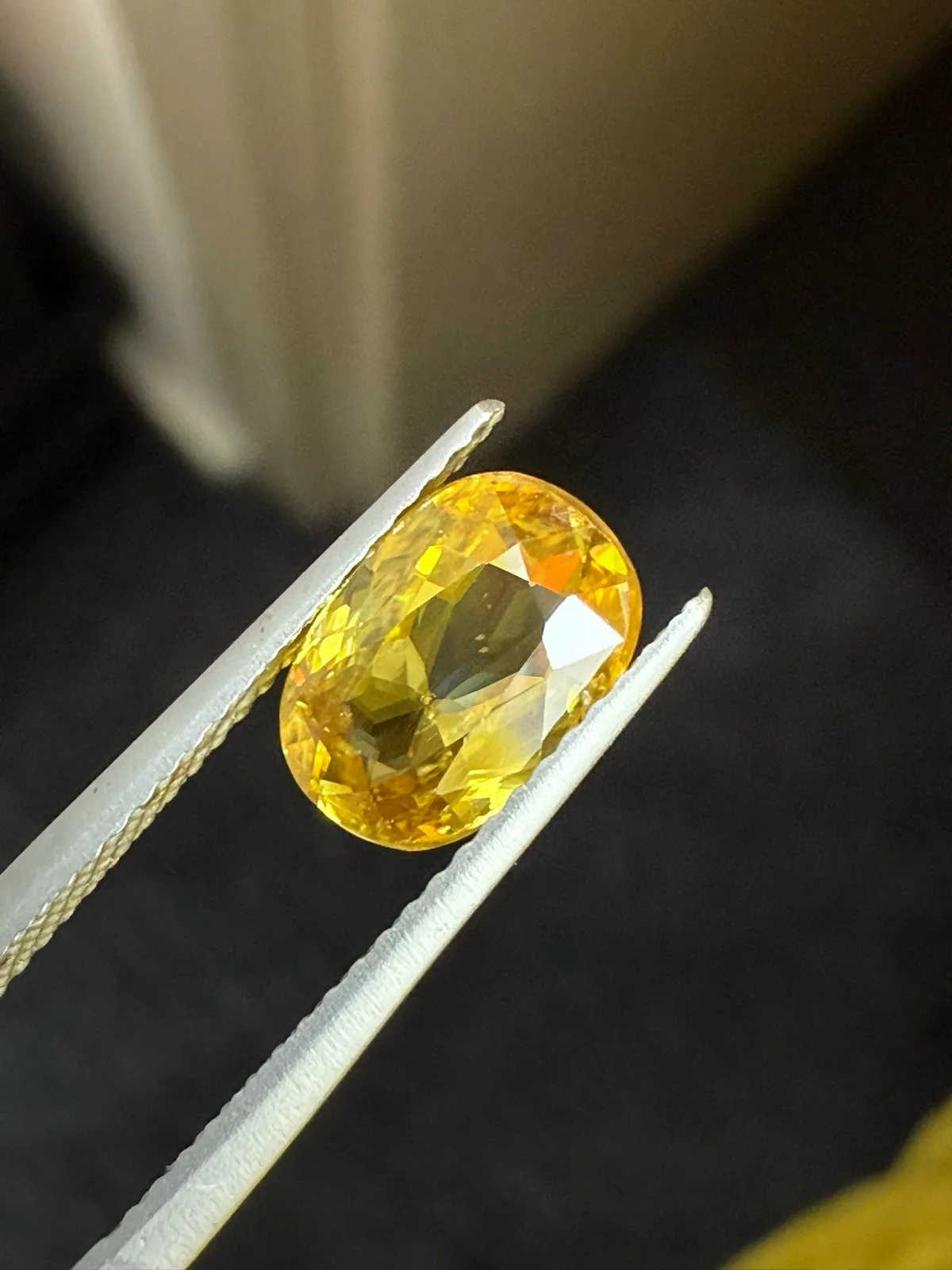 1.93克拉天然榍石戒面裸石，颜色超美，火彩超好，尺寸：8.9*6.3*3.8mm