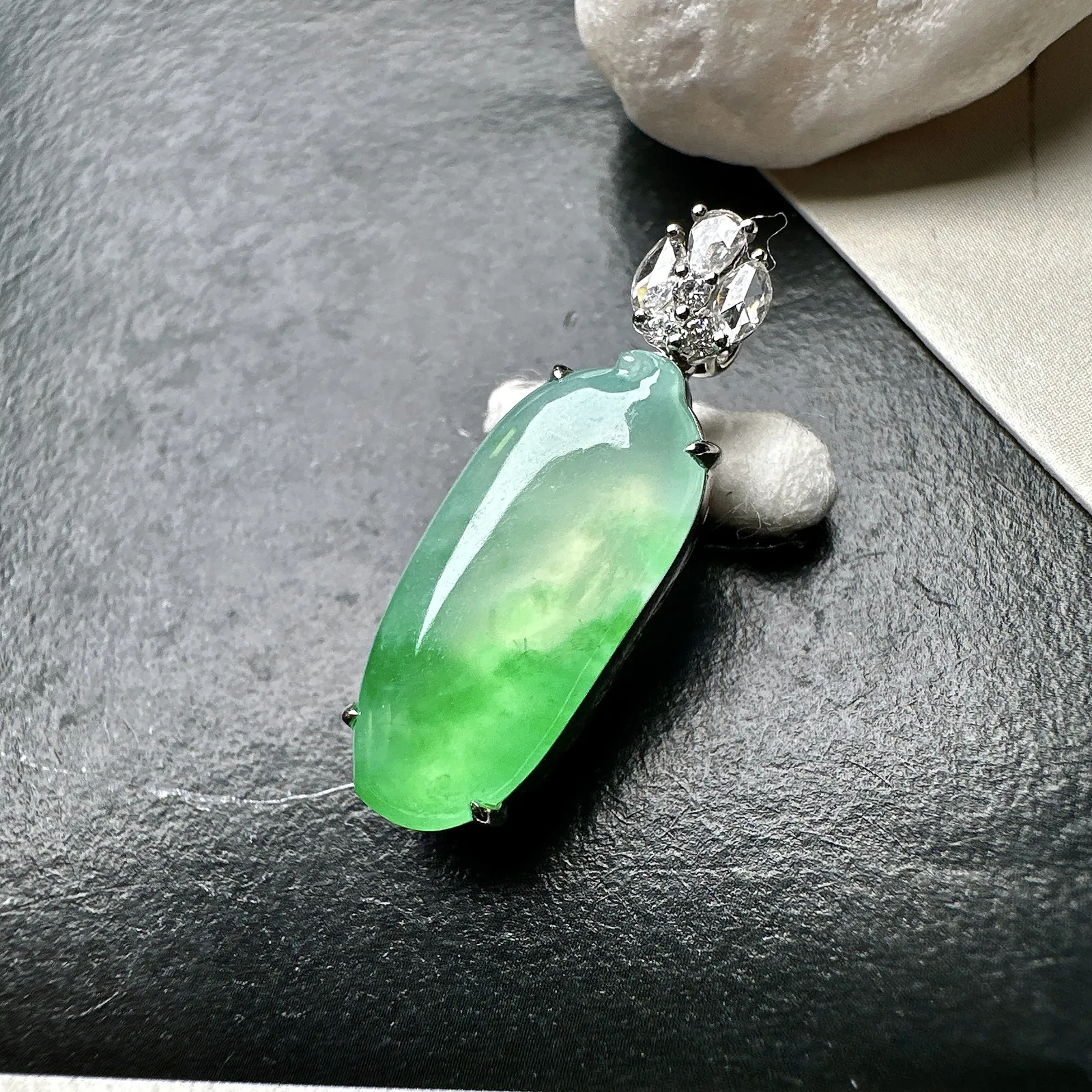 【冰种飘绿福瓜吊坠】种水上乘，晶莹剔透，纯净通透，18k金钻精美镶嵌，裸石尺寸19.6*8.7*3.3毫米