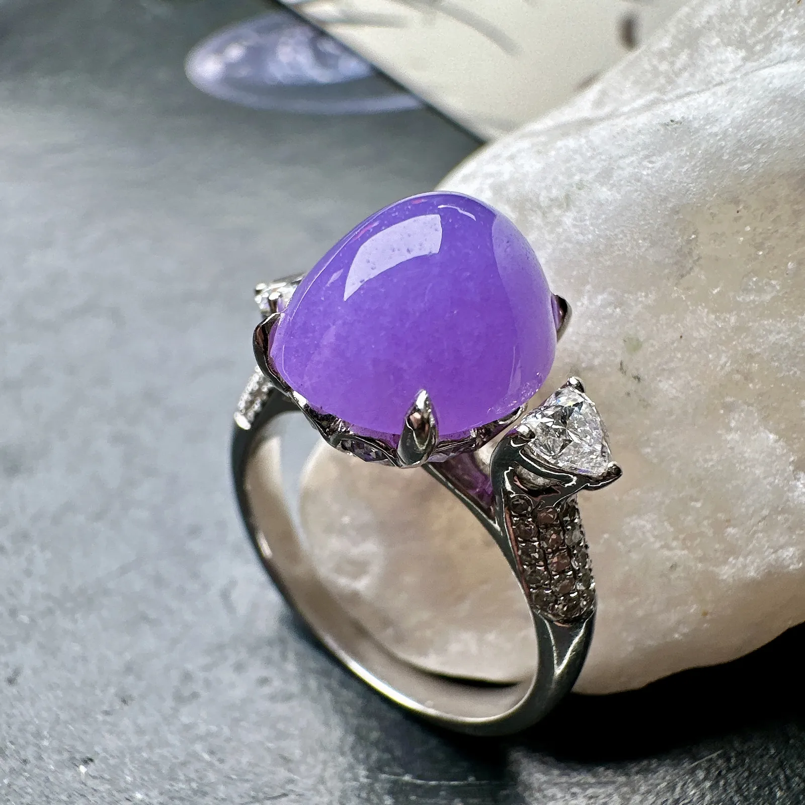【冰种妖紫蛋面戒指】质地细腻，妖紫色泽，光泽度不错，18k金钻镶嵌，裸石尺寸11.8*9.8*7.8