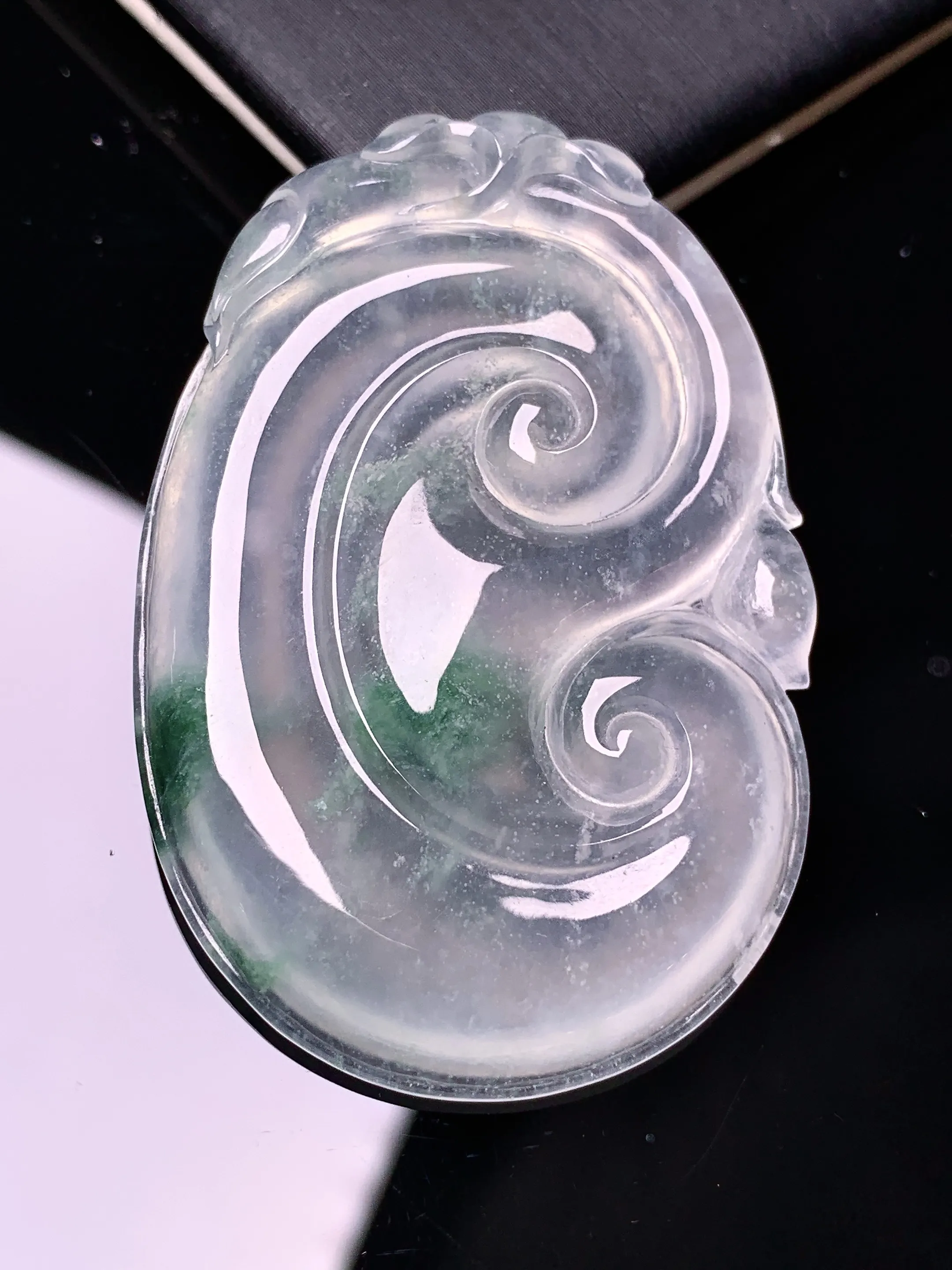 飘绿如意吊坠 玉质细腻 色泽清新艳丽 整体尺寸48.2*32.2*4.8