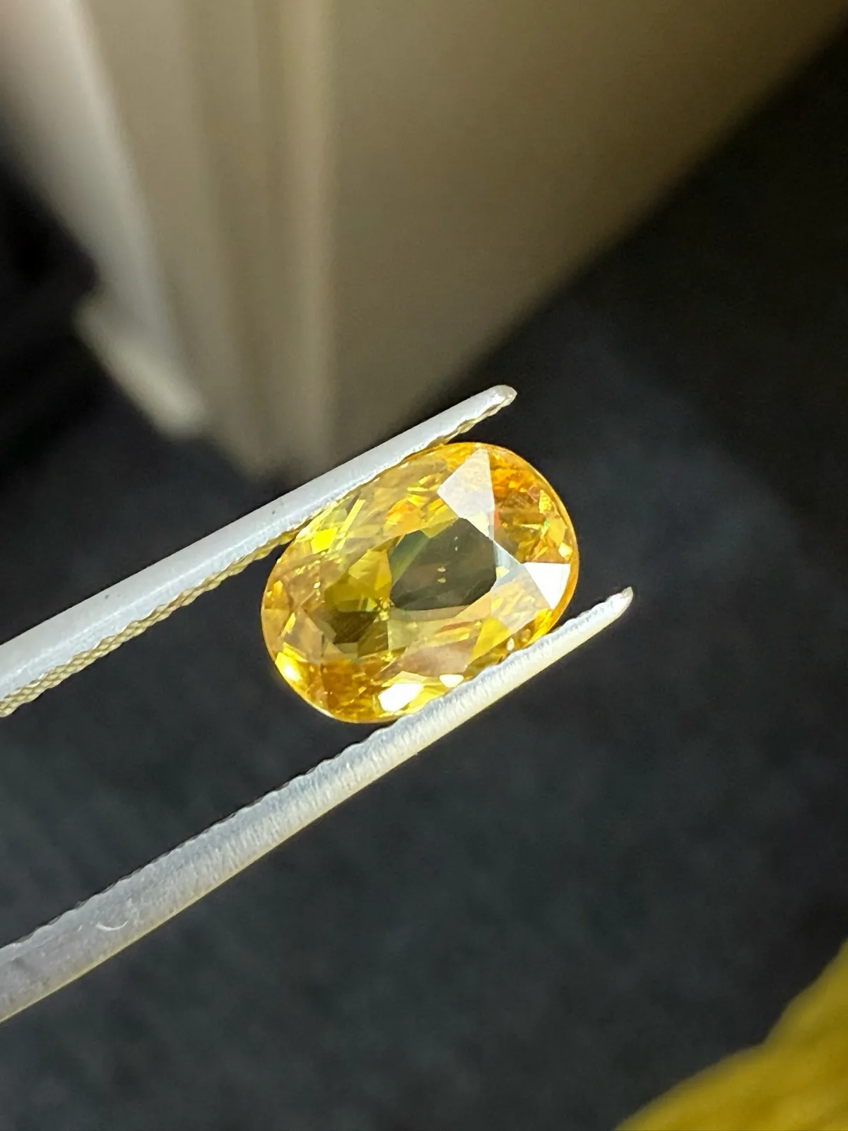 1.93克拉天然榍石戒面裸石，颜色超美，火彩超好，尺寸：8.9*6.3*3.8mm