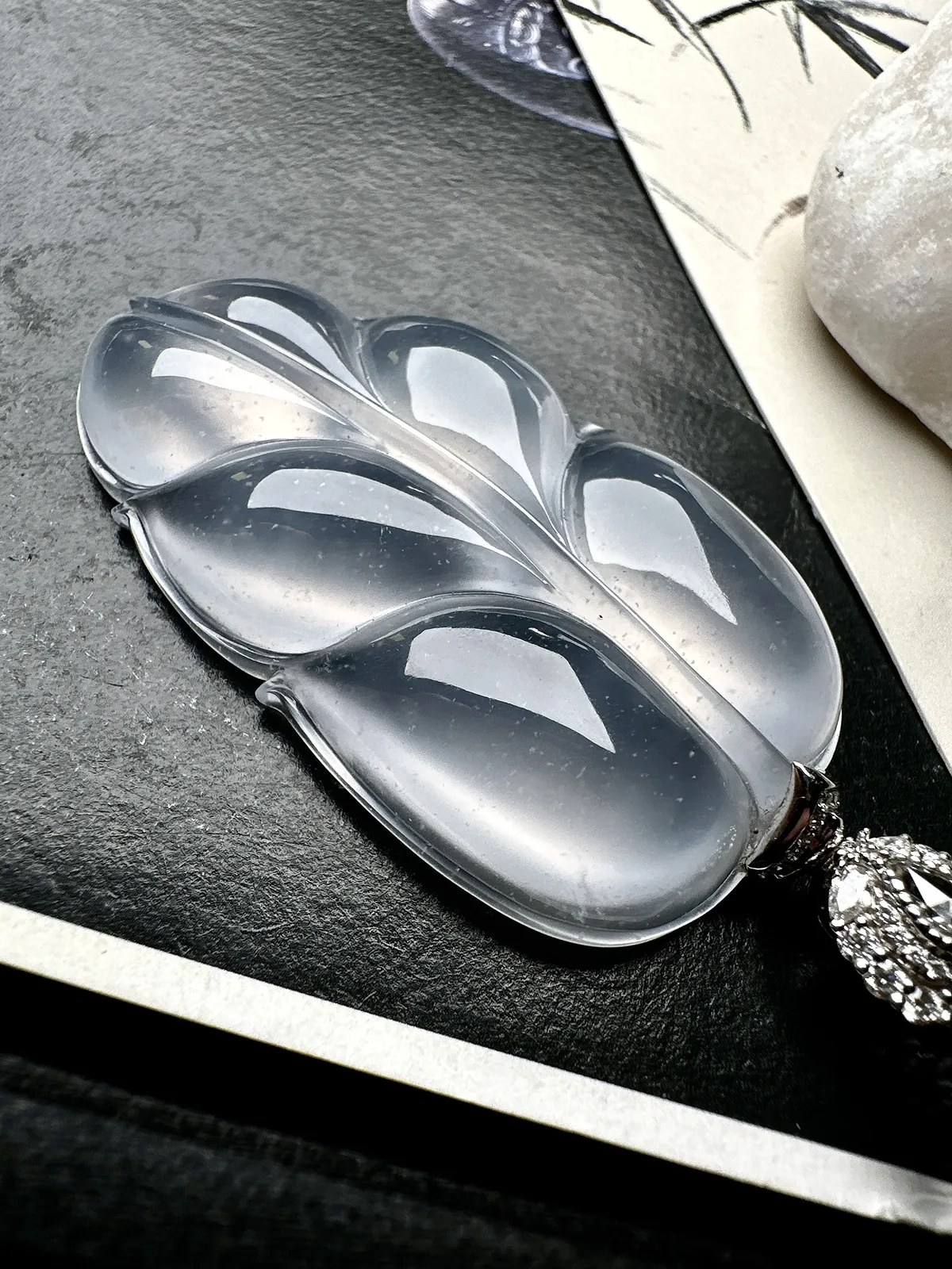 【冰种大叶子】金枝玉叶，质地细腻，冰润透亮，光泽出众，18k金钻镶嵌，裸石尺寸56.1*30.5*9毫米