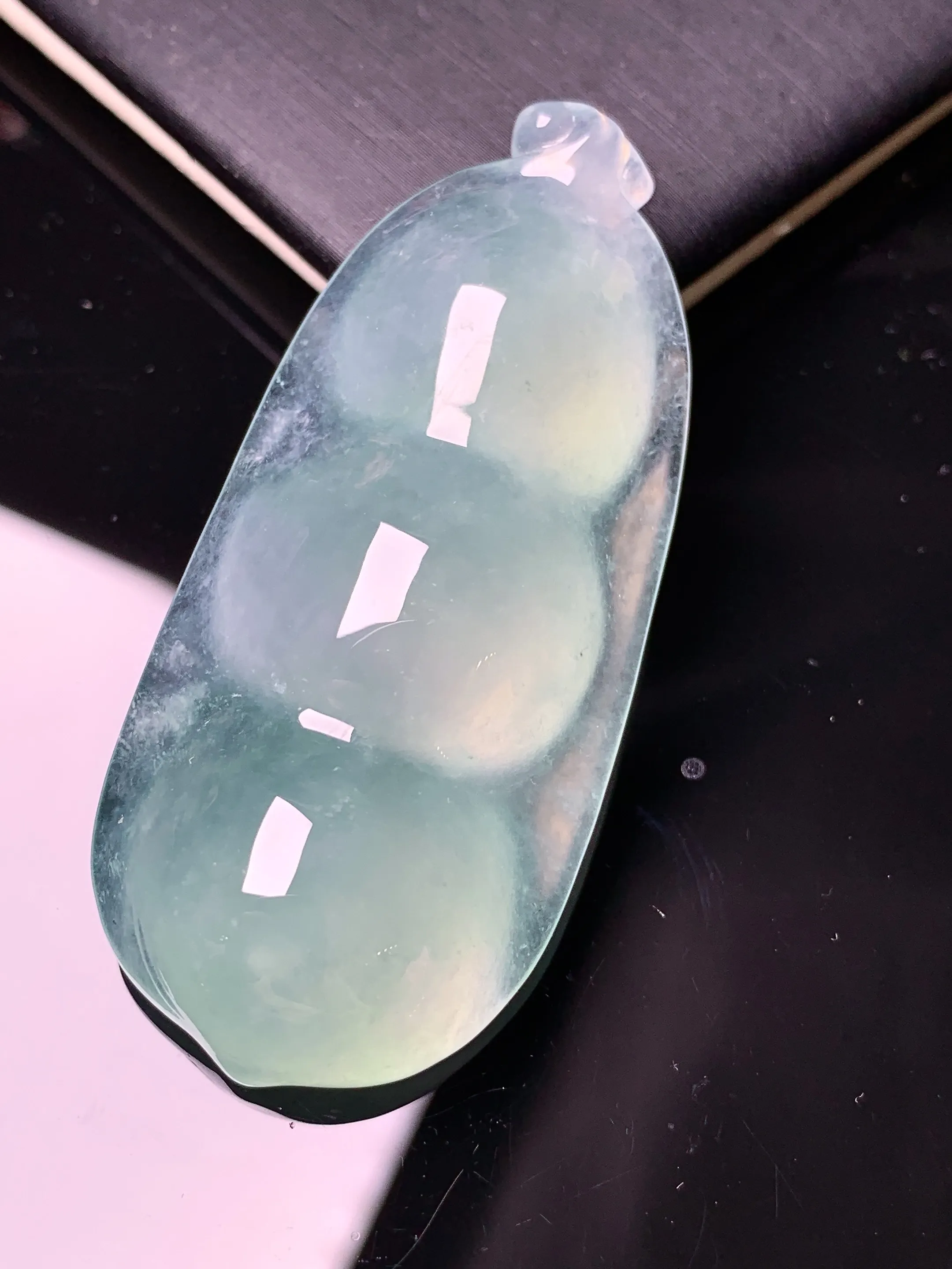 冰种四季豆吊坠 玉质细腻 色泽清新艳丽 整体尺寸51.6*23*10.5