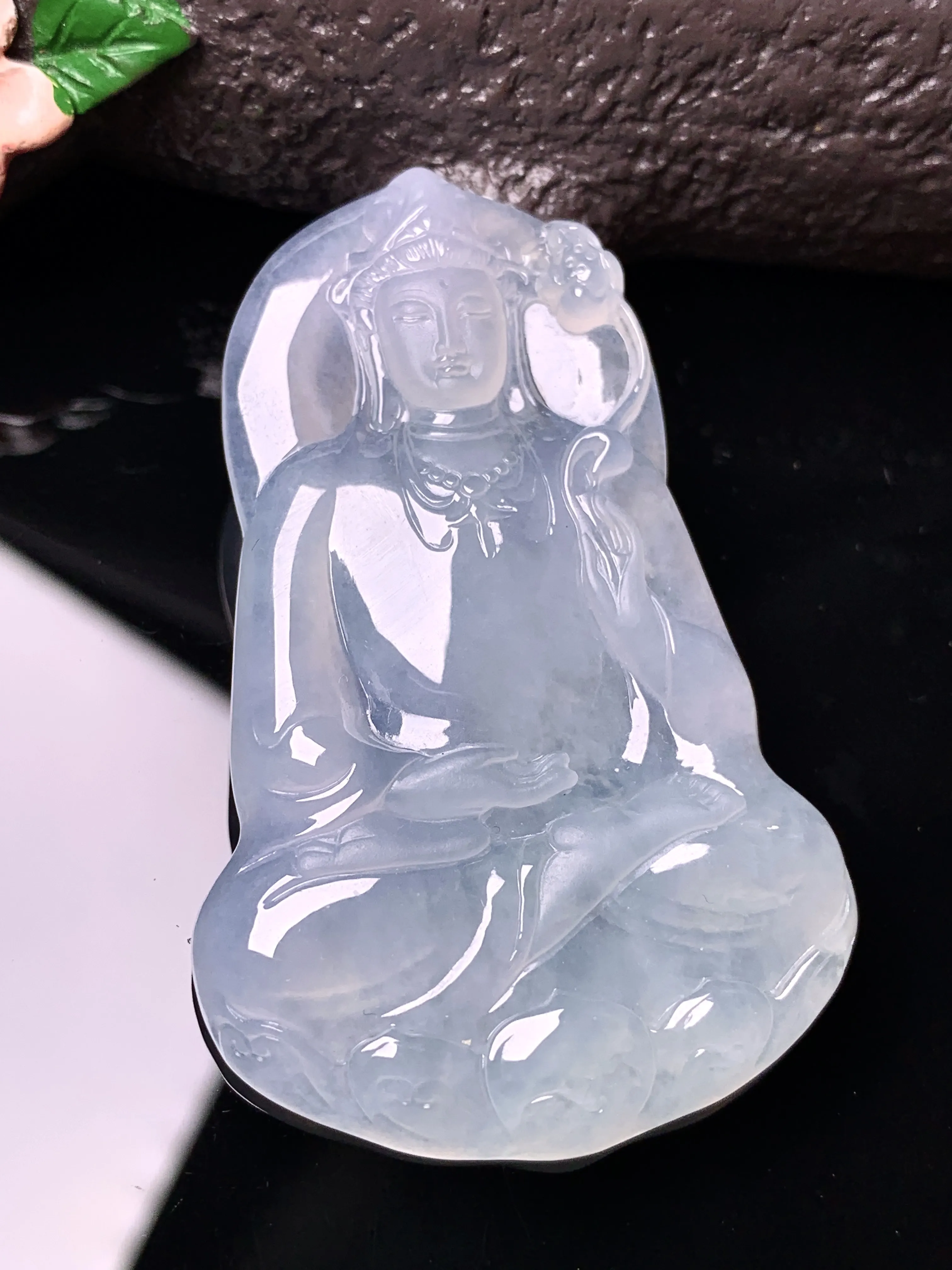 冰种观音菩萨吊坠 玉质细腻 色泽清新艳丽 整体尺寸53.6*33.6*5.3
