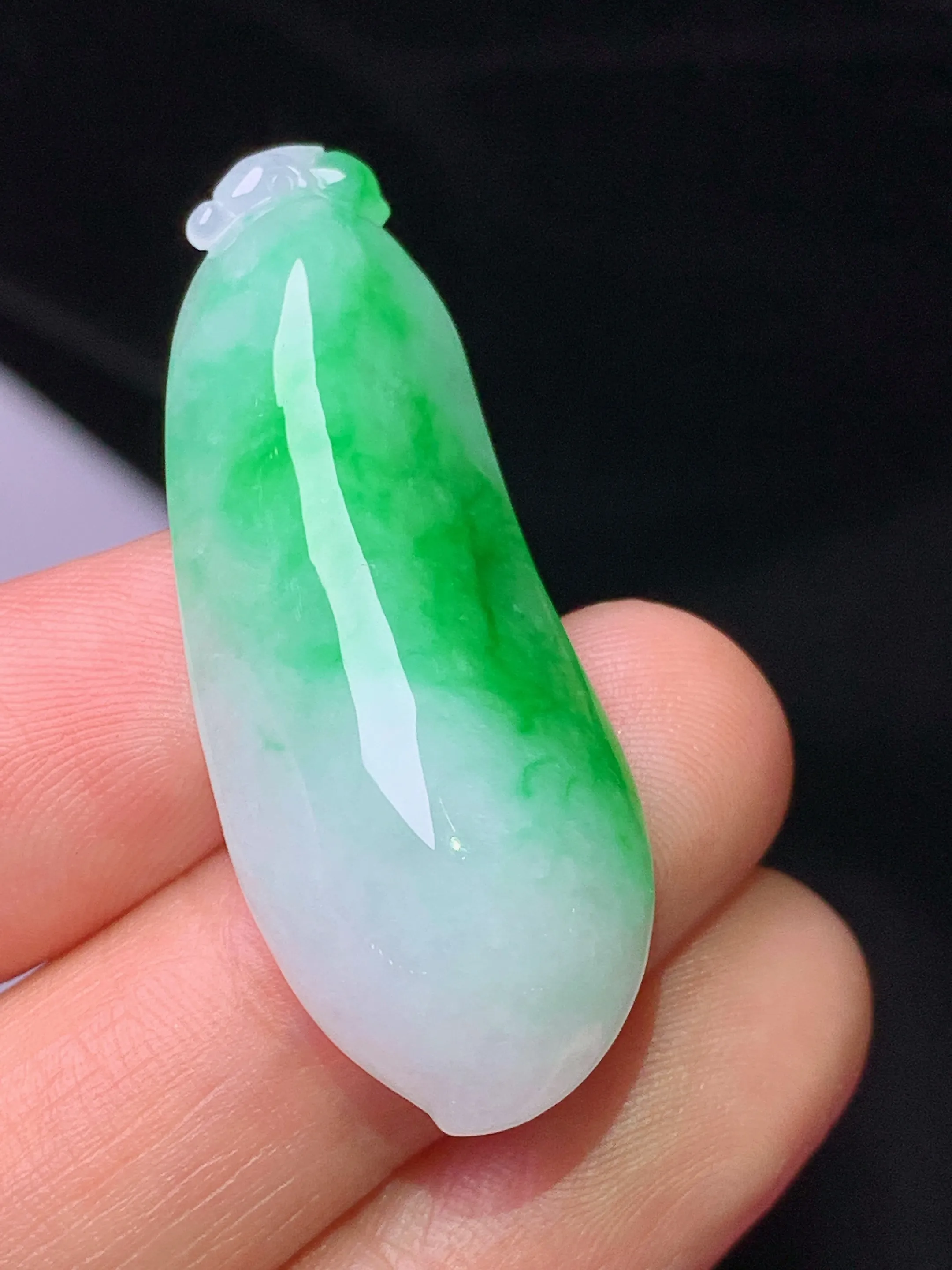 飘绿福瓜吊坠 玉质细腻 色泽清新艳丽 整体尺寸40.7*15.3*8.2