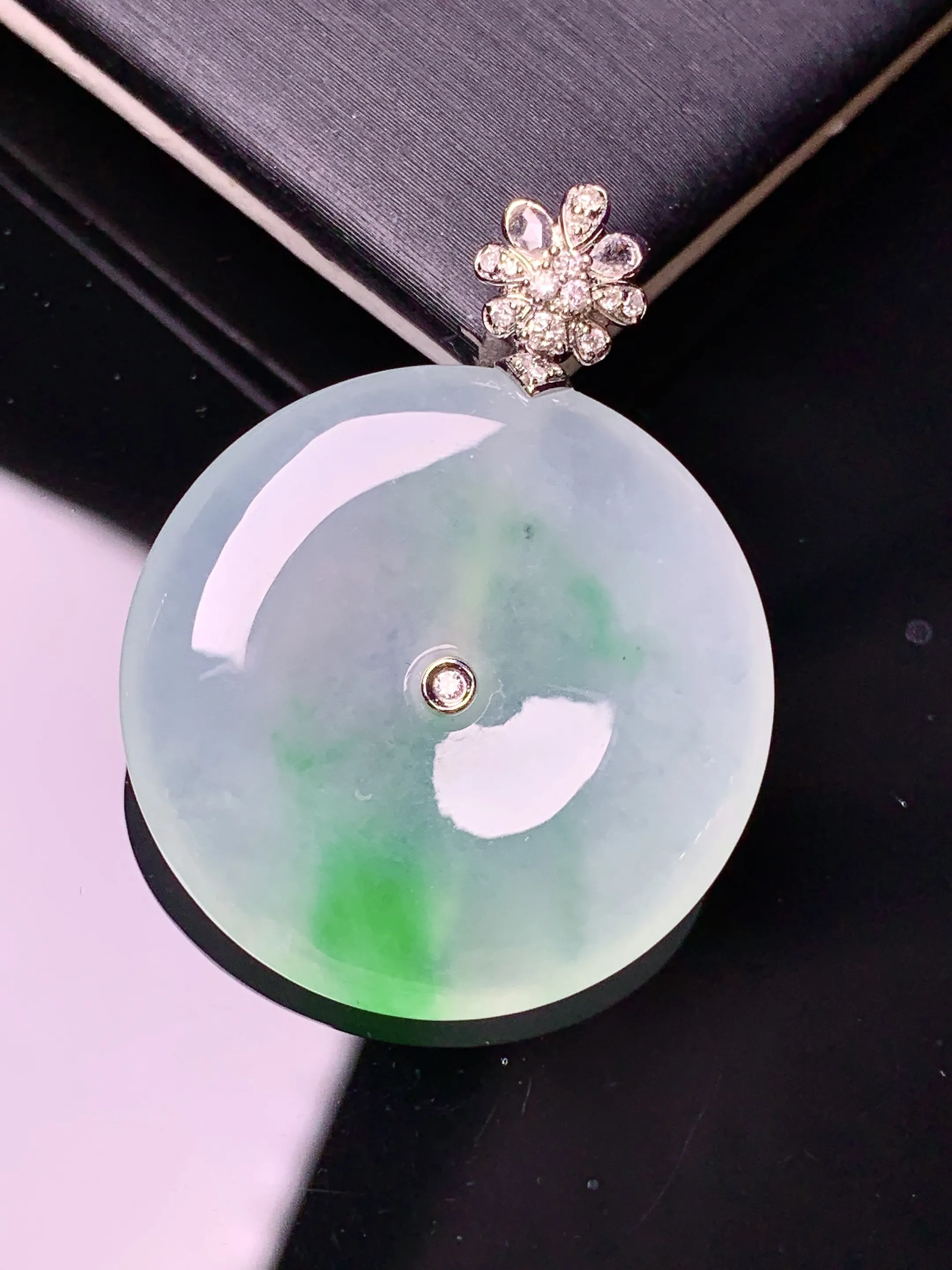 18k金钻镶嵌冰种飘绿平安扣吊坠 玉质细腻 色泽清新艳丽 整体尺寸33.6*25.7*5.2