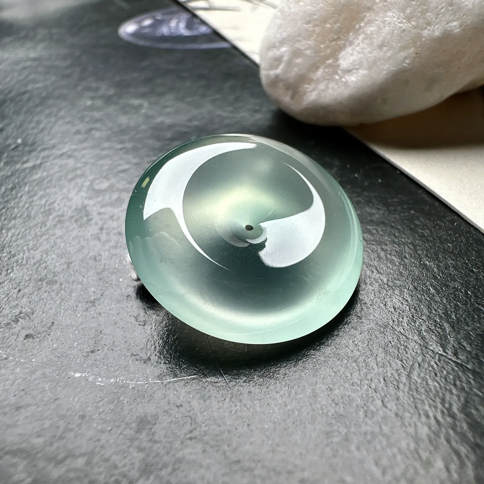 【冰种平安扣】接近玻璃种，质地细腻冰润，品质很好，冰感十足，胶感明显，收藏品质。