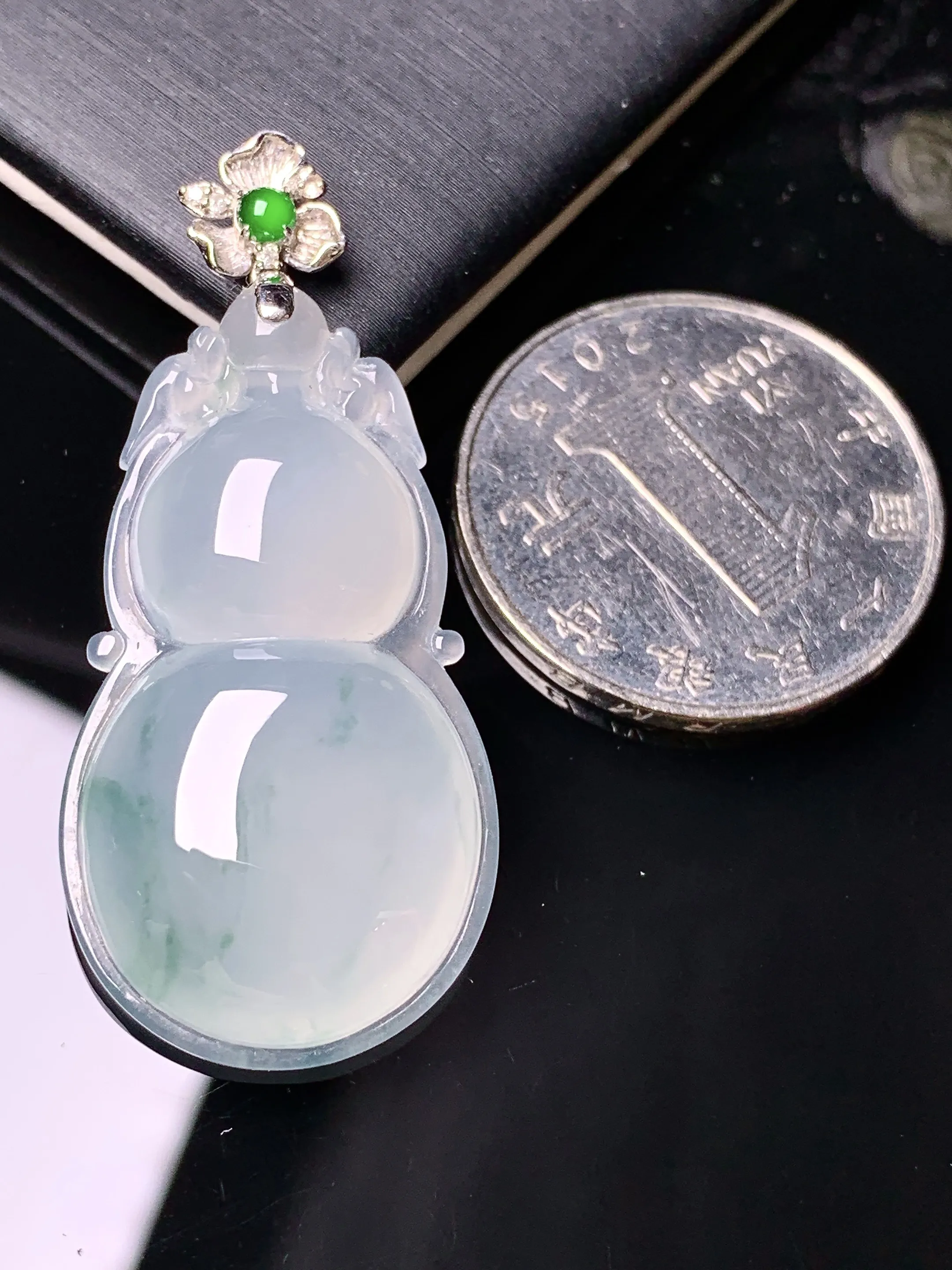 18k金镶嵌冰种葫芦吊坠 玉质细腻 色泽清新艳丽 整体尺寸43.5*19.5*6.3