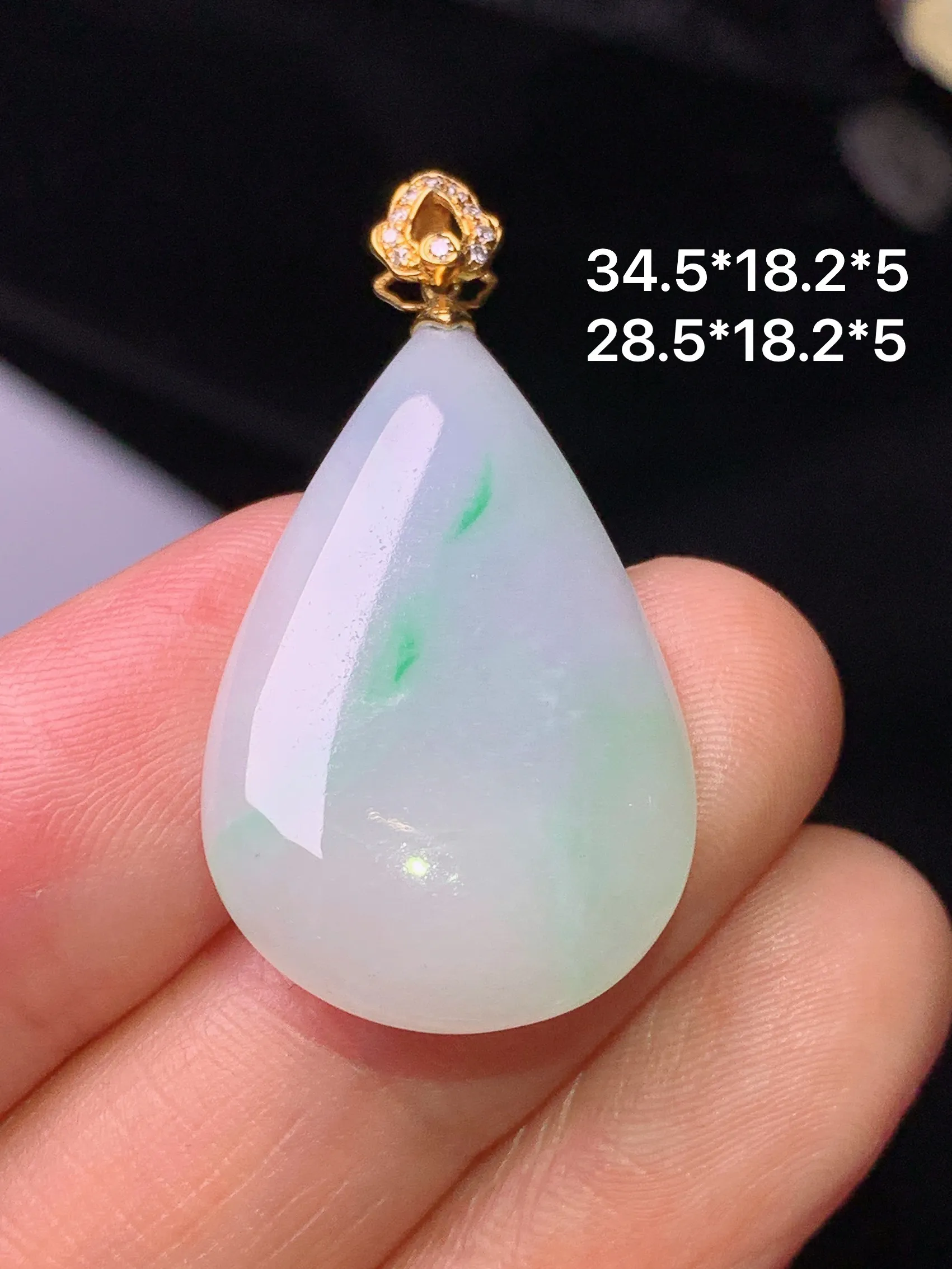 18k金镶嵌飘绿水滴吊坠 玉质细腻 色泽清新艳丽 整体尺寸34.5*18.2*5
