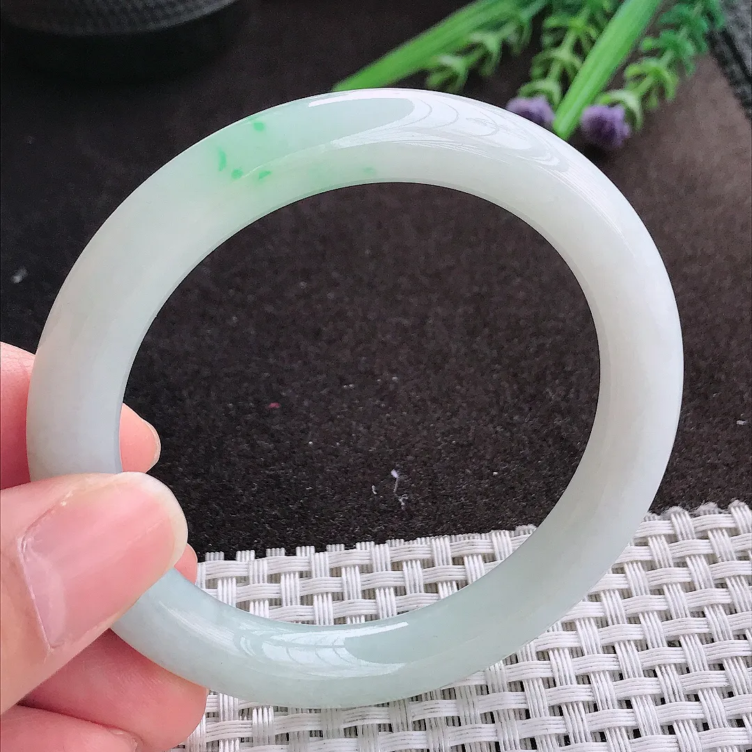 实拍A货翡翠55.5/9.8/9.6老坑秀气冰润飘绿圆条手镯玉镯手环