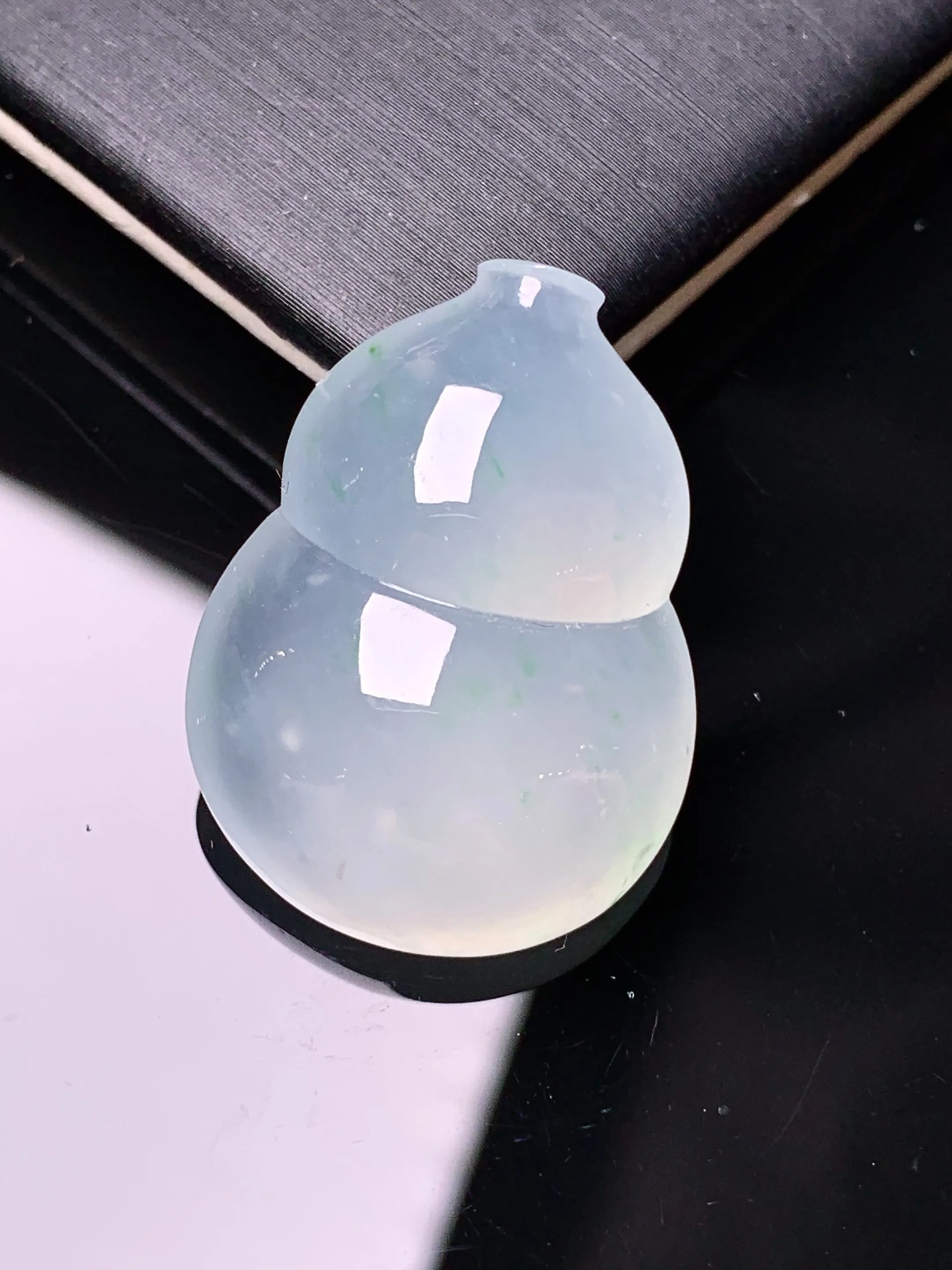 冰种葫芦吊坠 玉质细腻 色泽清新艳丽 整体尺寸27.6*20.5*9