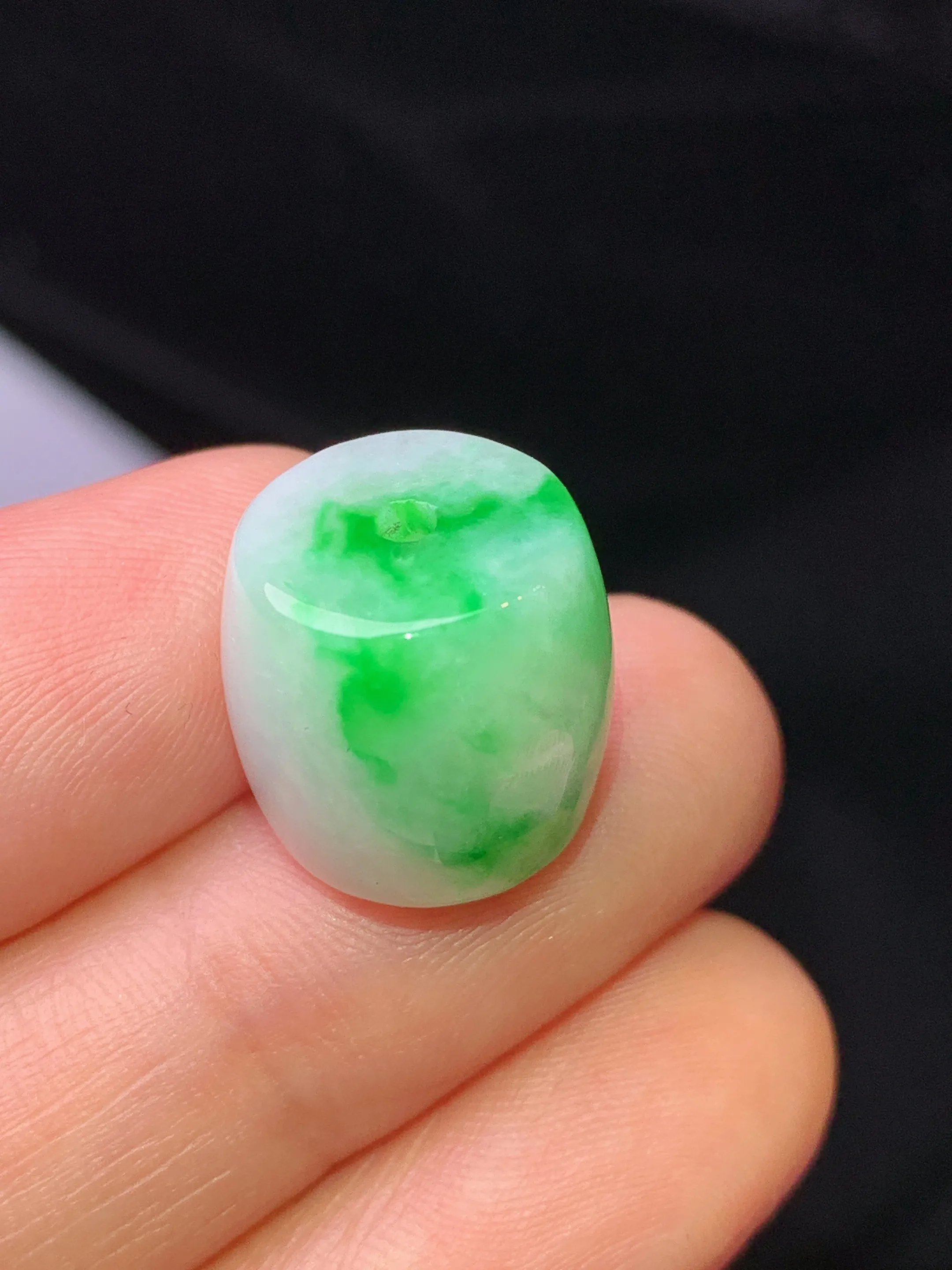 飘绿路路通吊坠 玉质细腻 色泽清新艳丽 整体尺寸13.5*12.7