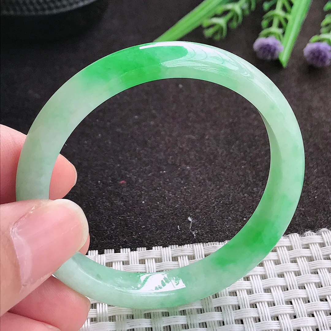 实拍A货翡翠51/9.4/6.4老坑精美飘阳绿手镯小圈口宽边玉镯手环