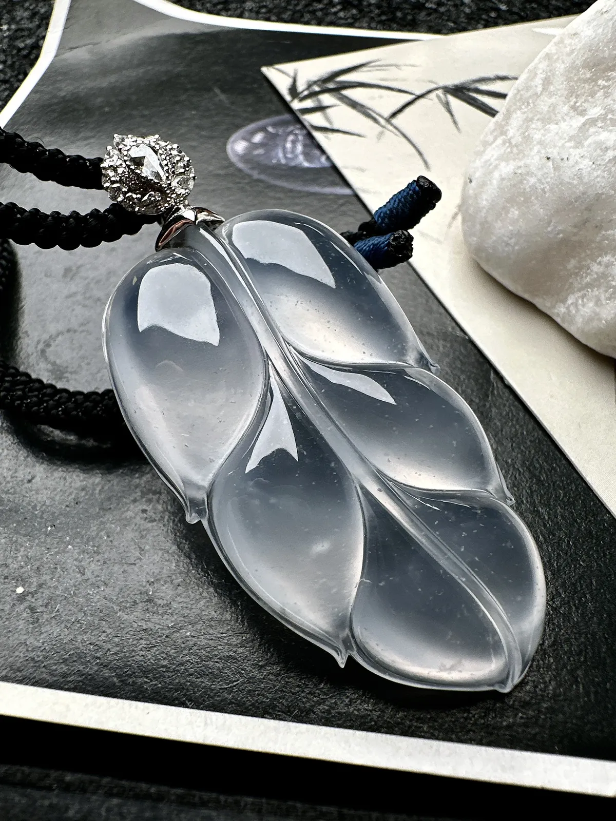 【冰种大叶子】金枝玉叶，质地细腻，冰润透亮，光泽出众，18k金钻镶嵌，裸石尺寸56.1*30.5*9