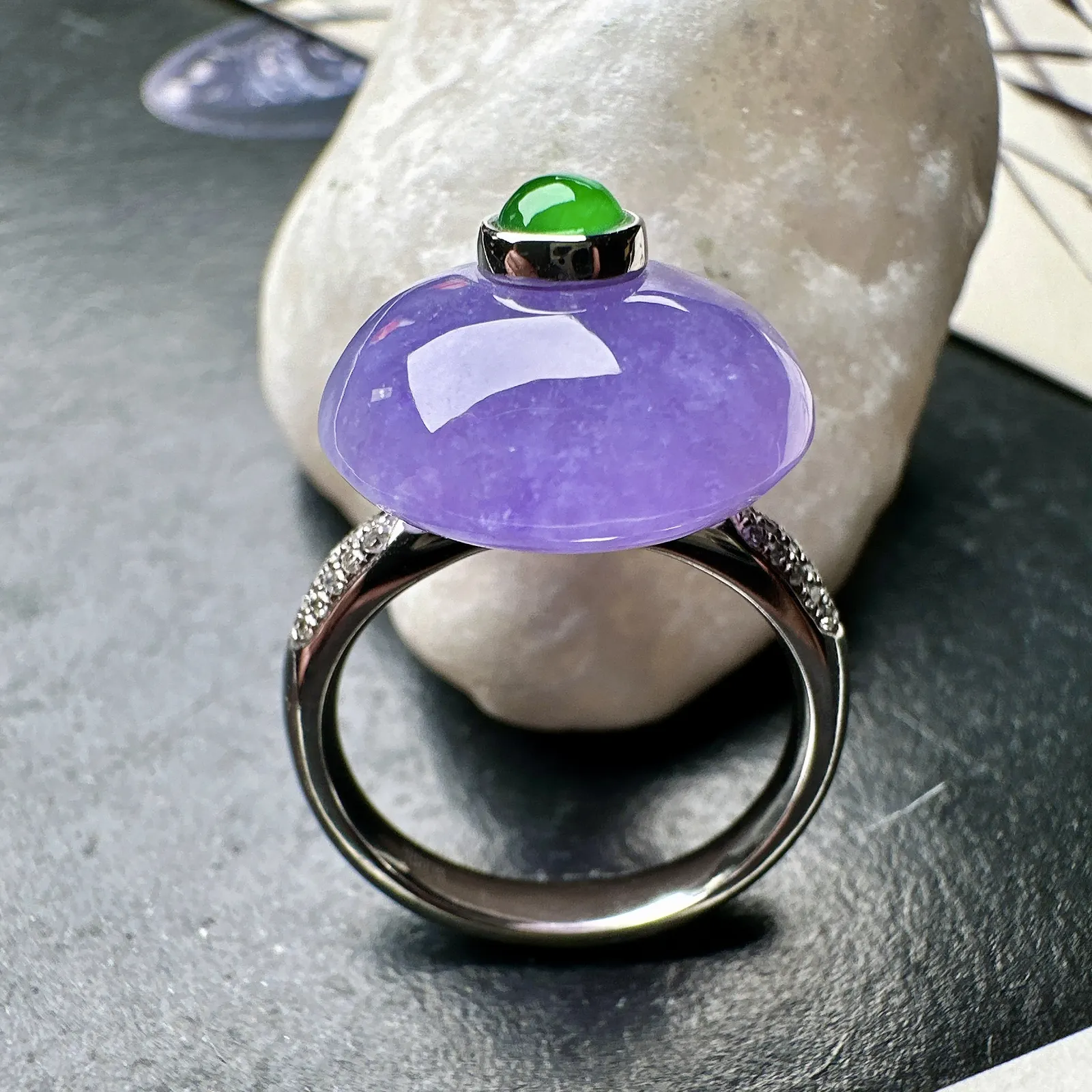 【冰种妖紫平安扣戒指】质地细腻，妖紫色泽，光泽度不错，18k金钻镶嵌，裸石尺寸15.8*7.3毫米