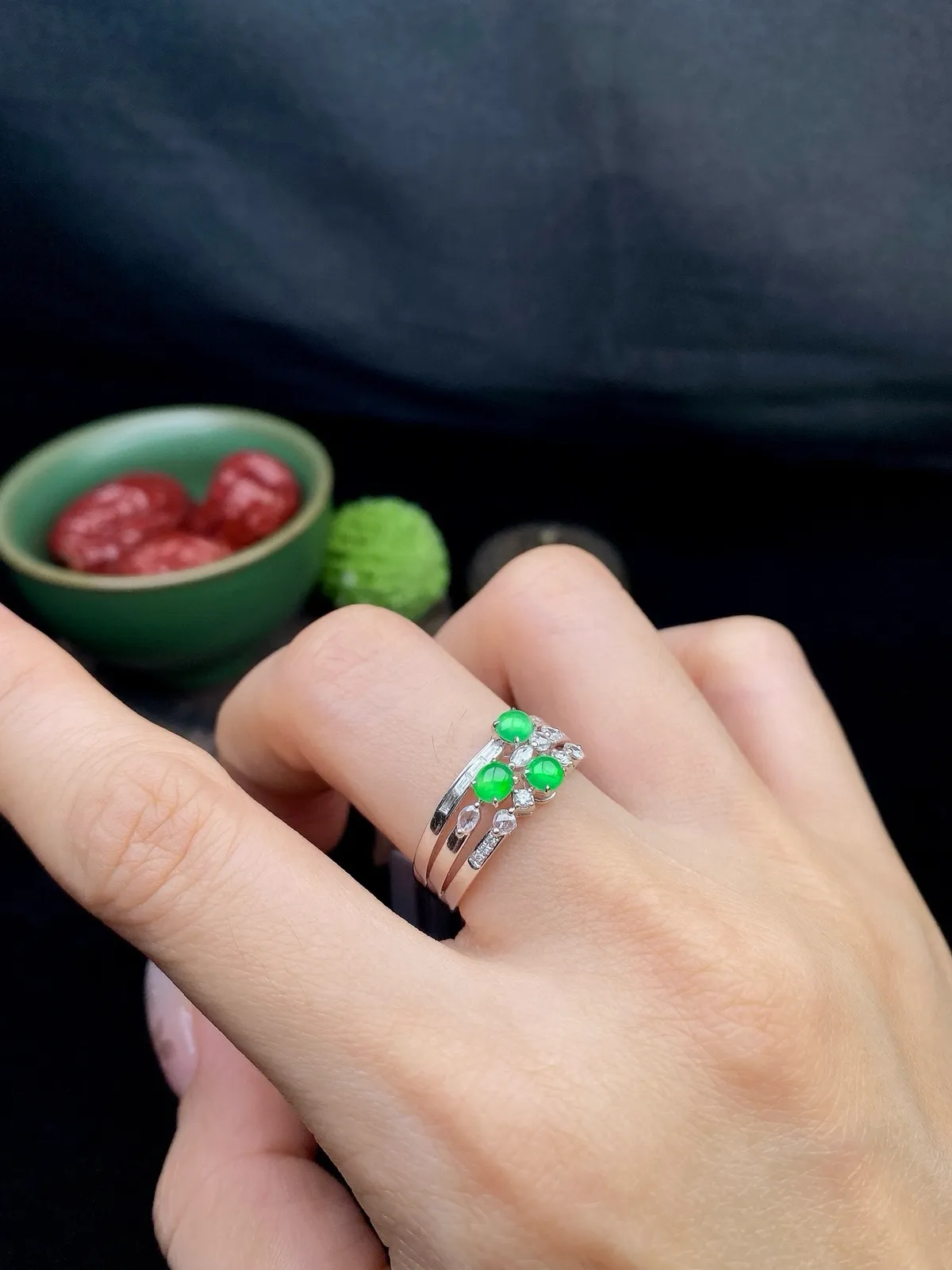 【冰种满绿蛋面戒指】种水色俱全，冰透闪亮，通透感饱满度很好，18k金钻镶嵌，裸石尺寸3.8*3.5*2.6毫米，圈口可改