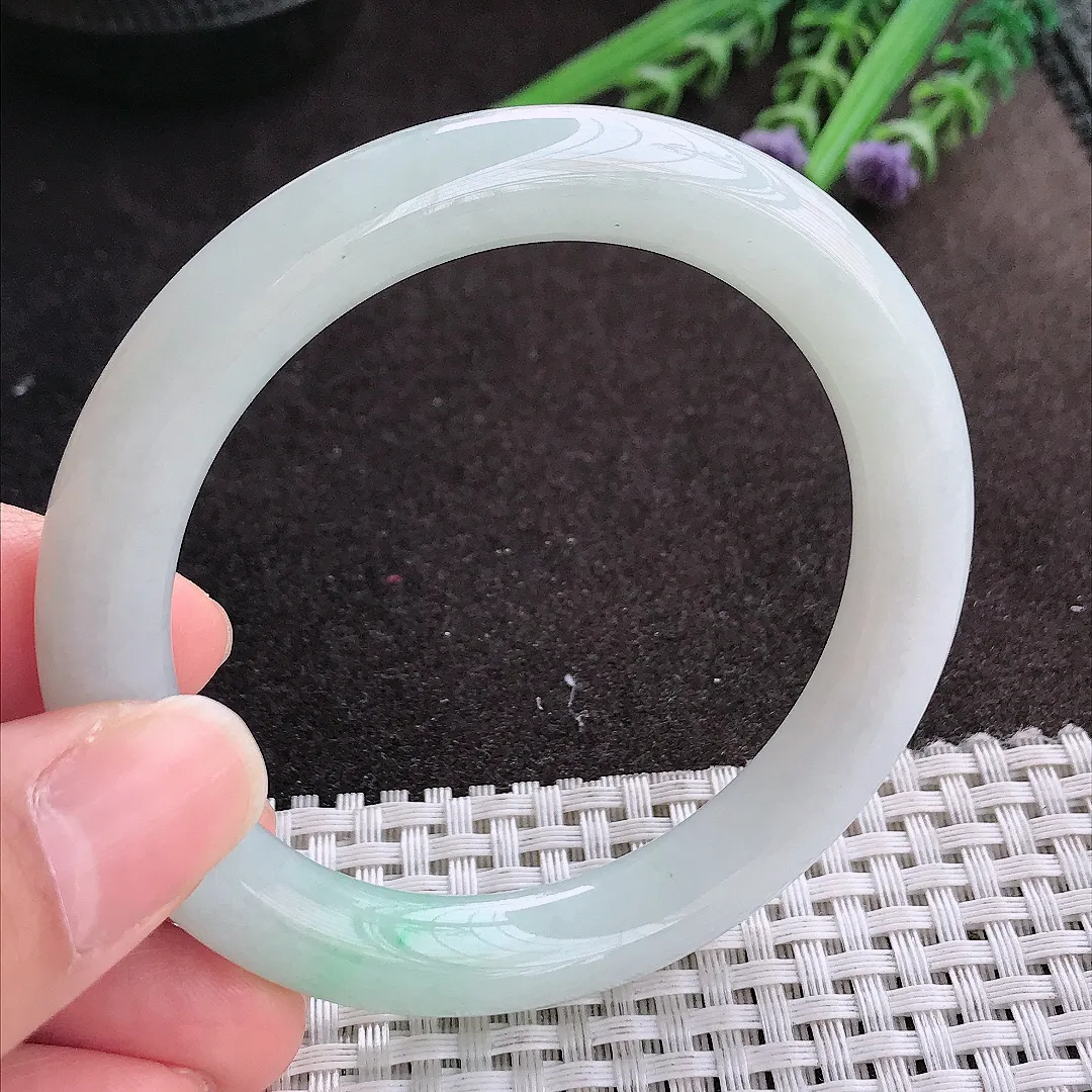 实拍A货翡翠55.5/9.8/9.6老坑秀气冰润飘绿圆条手镯玉镯手环