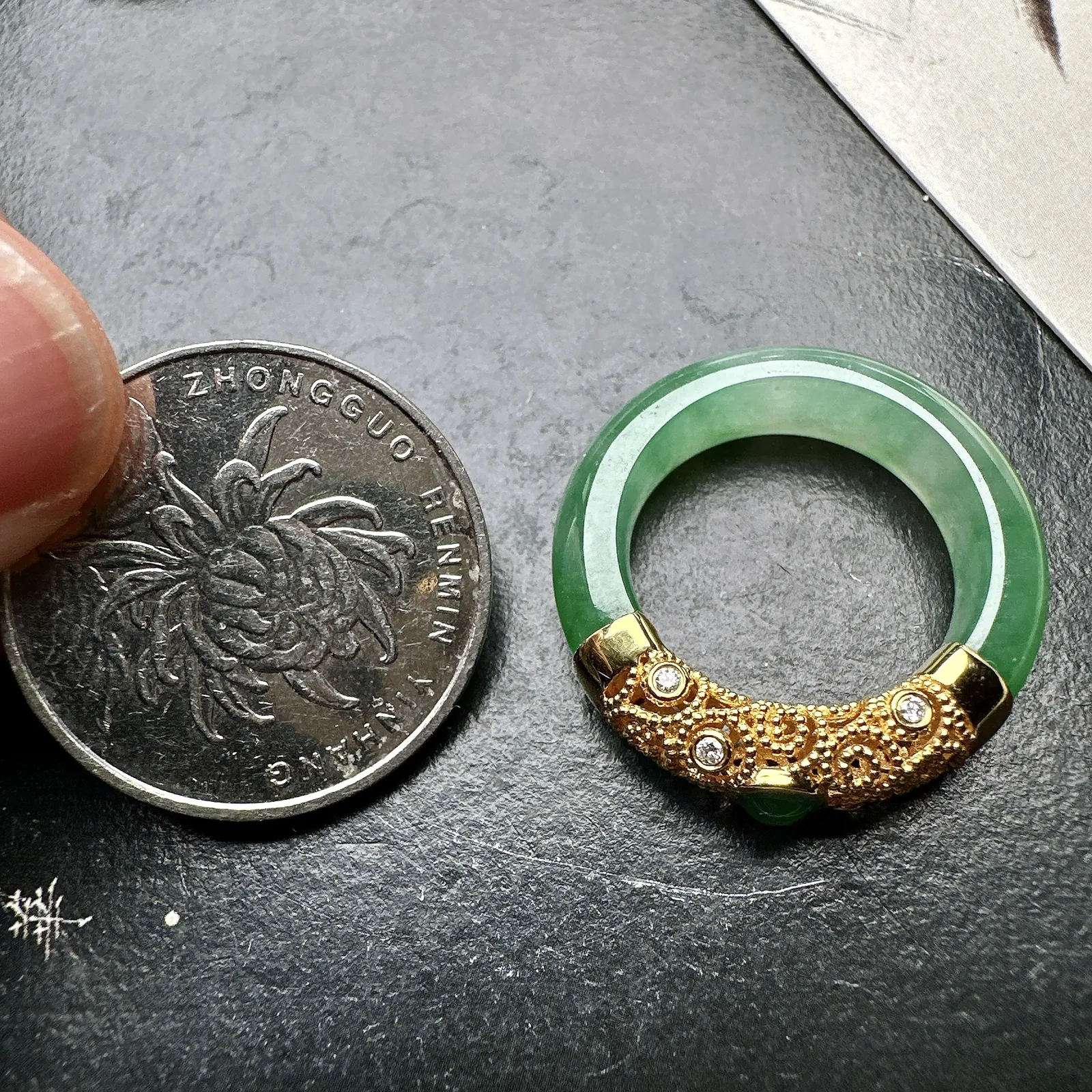 【冰种飘绿+18k金镶嵌戒圈】难得的冰润度，难得的好颜色，韵味十足，古色古香。也可当甜甜圈佩戴