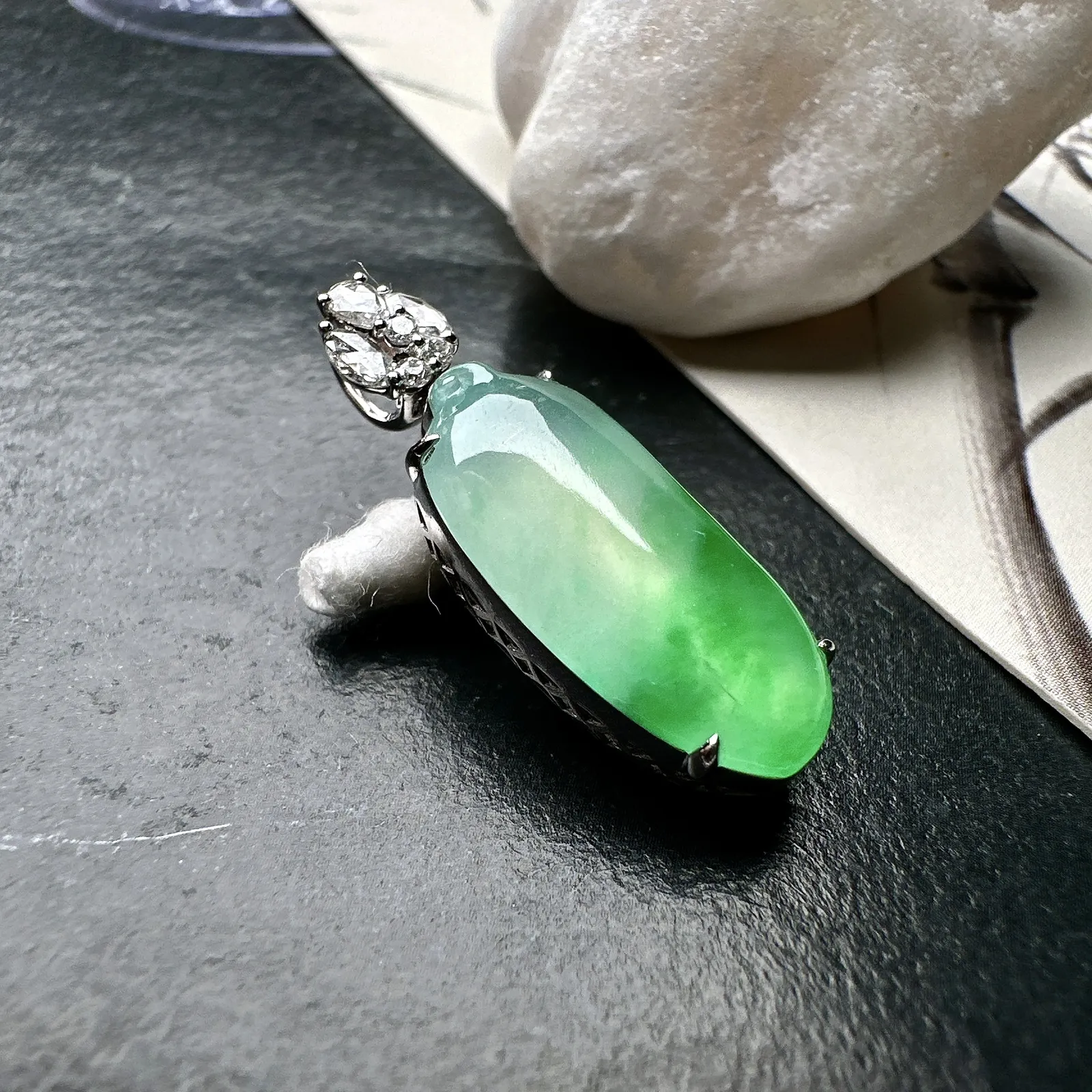 【冰种飘绿福瓜吊坠】种水上乘，晶莹剔透，纯净通透，18k金钻精美镶嵌，裸石尺寸19.6*8.7*3.