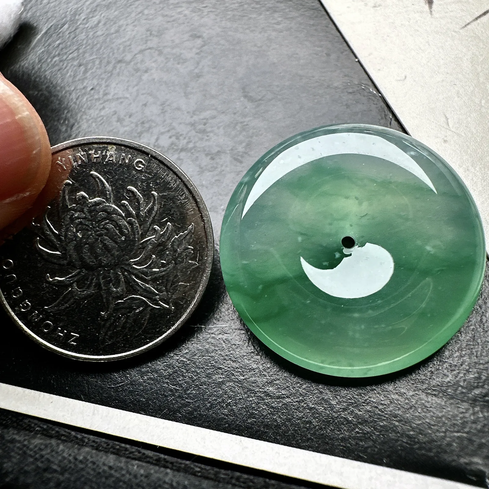 【冰种飘花平安扣】质地细腻冰润，品质很好，冰感十足，胶感明显，收藏品质。