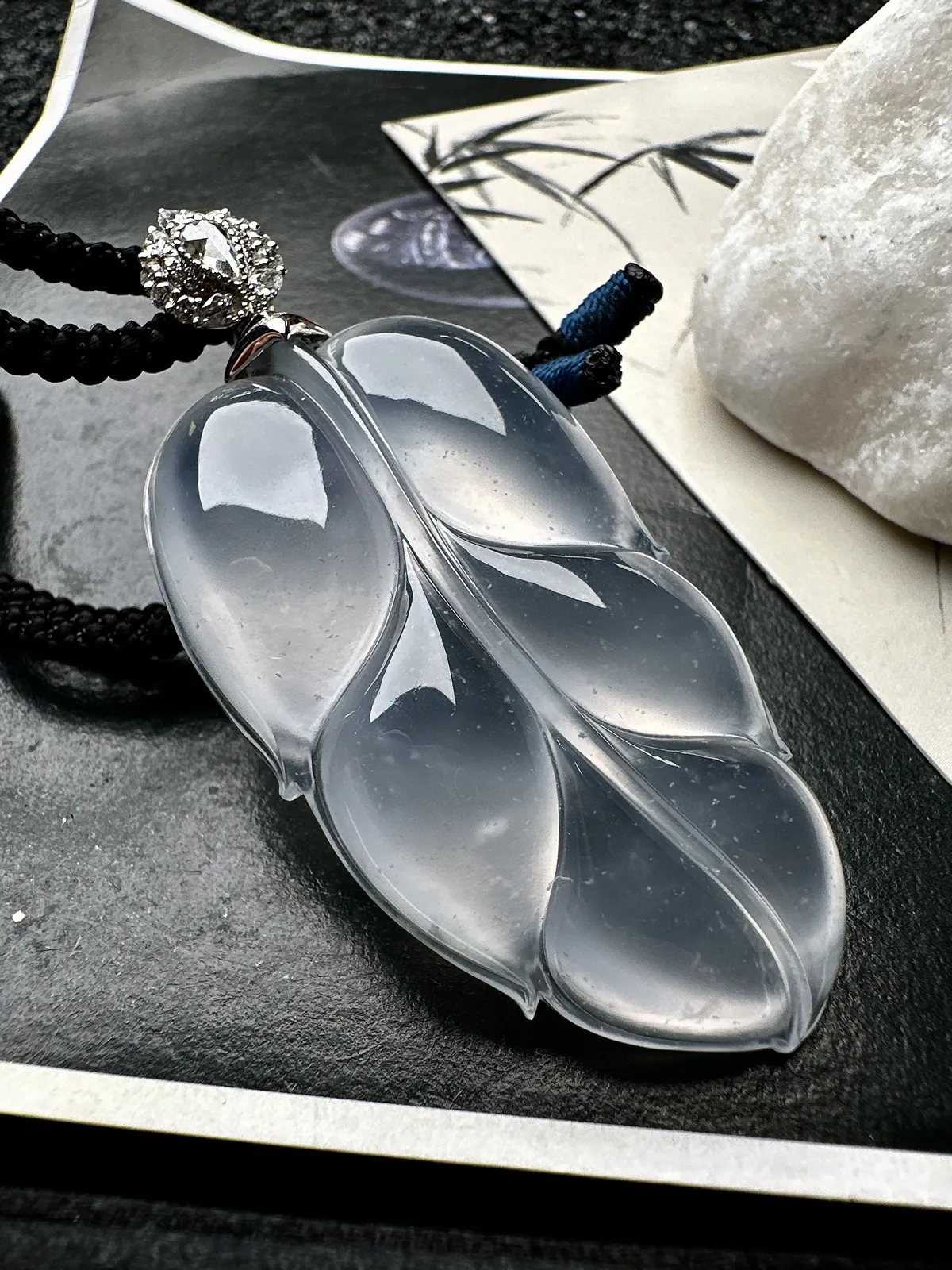 【冰种大叶子】金枝玉叶，质地细腻，冰润透亮，光泽出众，18k金钻镶嵌，裸石尺寸56.1*30.5*9毫米