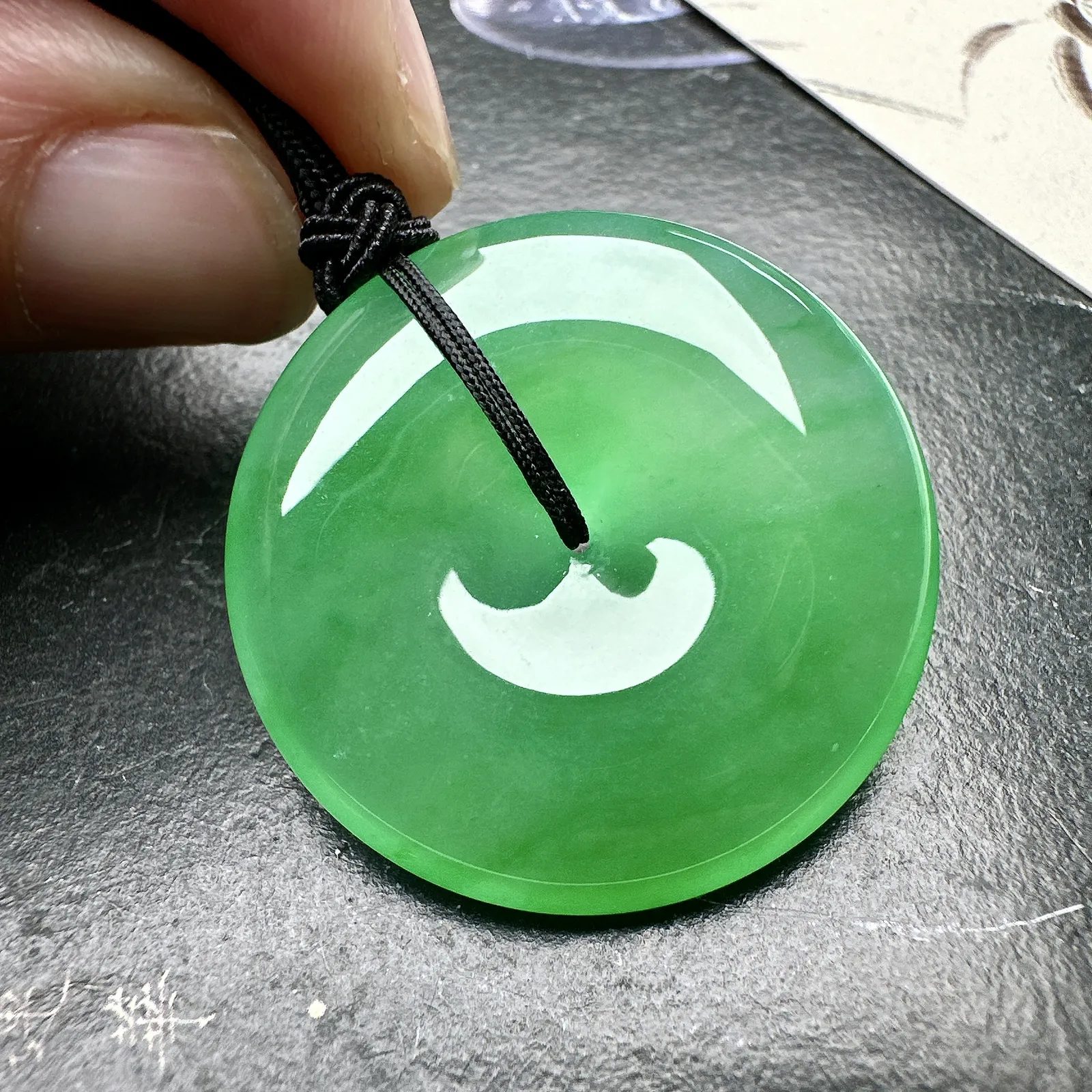 【冰种满绿平安扣】质地非常细腻，冰润十足，种老冰透，收藏品质。